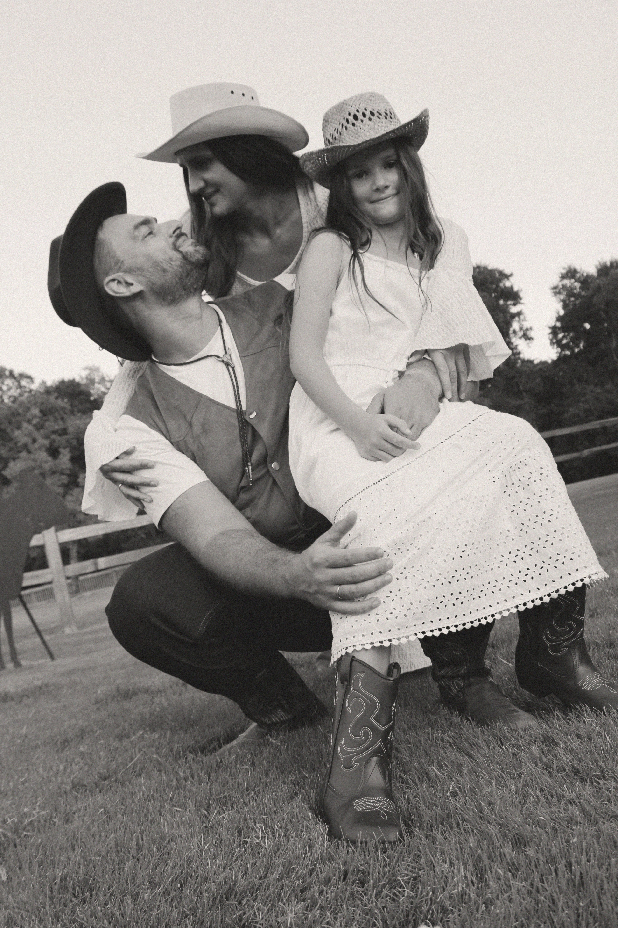 Texas Countryside Family Photoshoot in Cowboy Style. Lana Petrychenko — Portrait & Family Photographer. Valencia, Spain