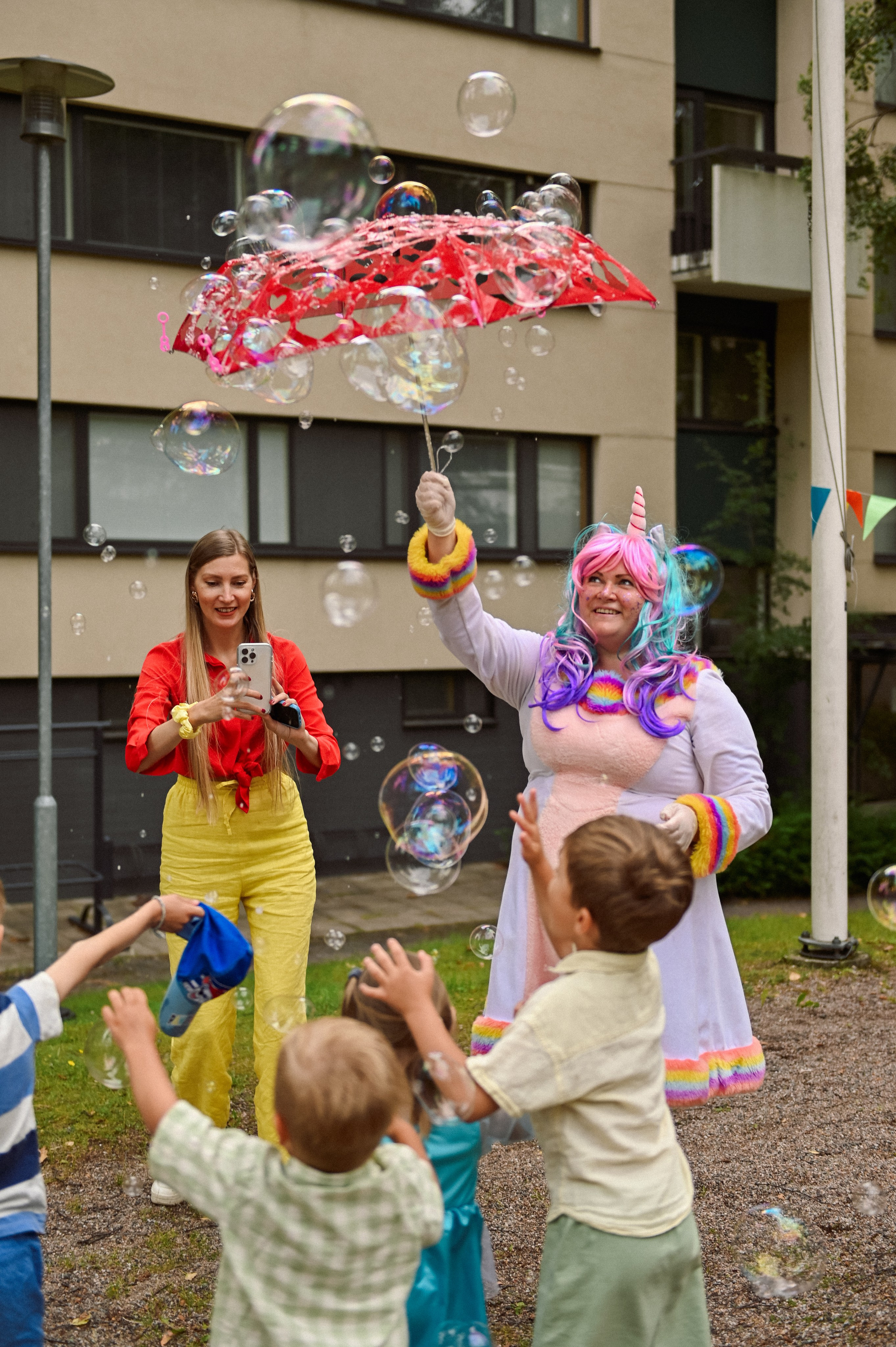 Праздник во дворе дома. Детский и семейный фотограф в финляндии дина пулкка. контент фотограф