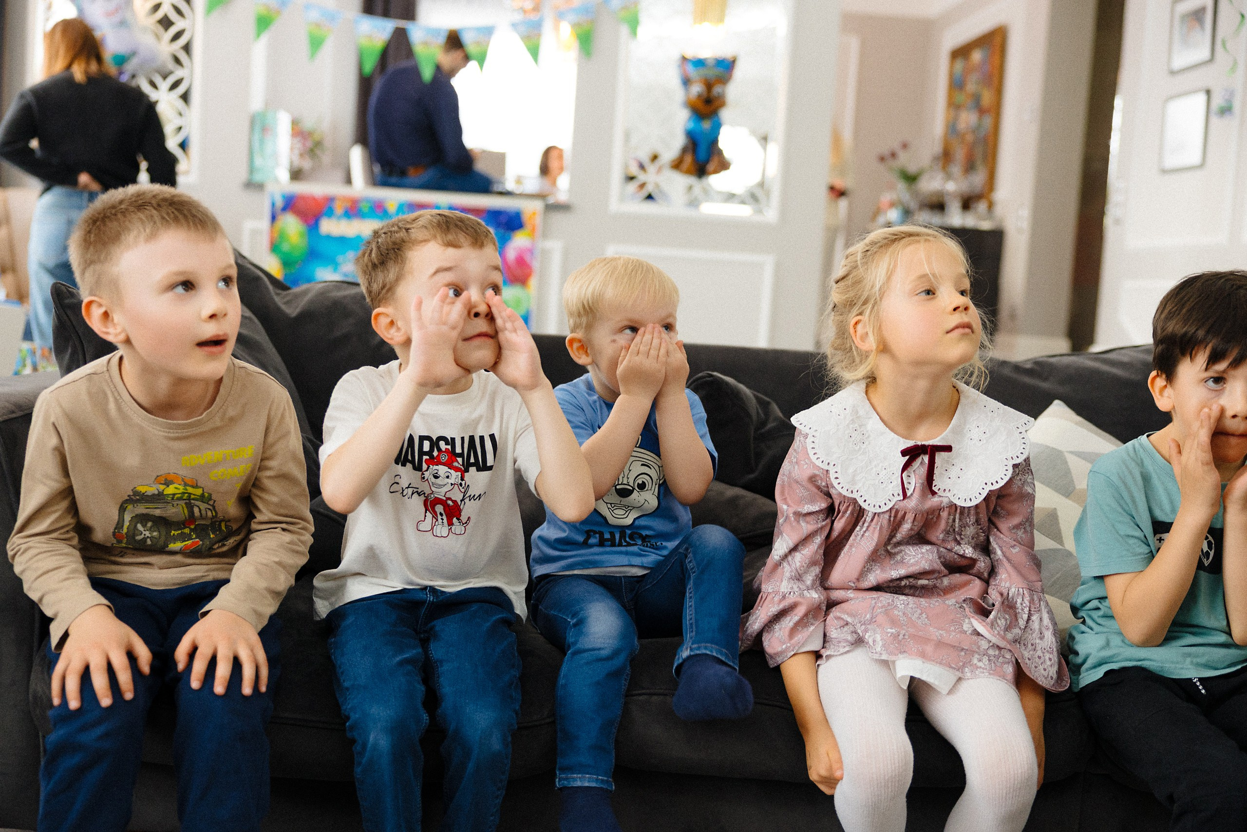 Яркая фотосессия детского праздника с аниматором и блестящей дискотекой из фольги в Риге. Евгений Тимофеев | Свадебный и контент-фотограф и видеограф в Риге