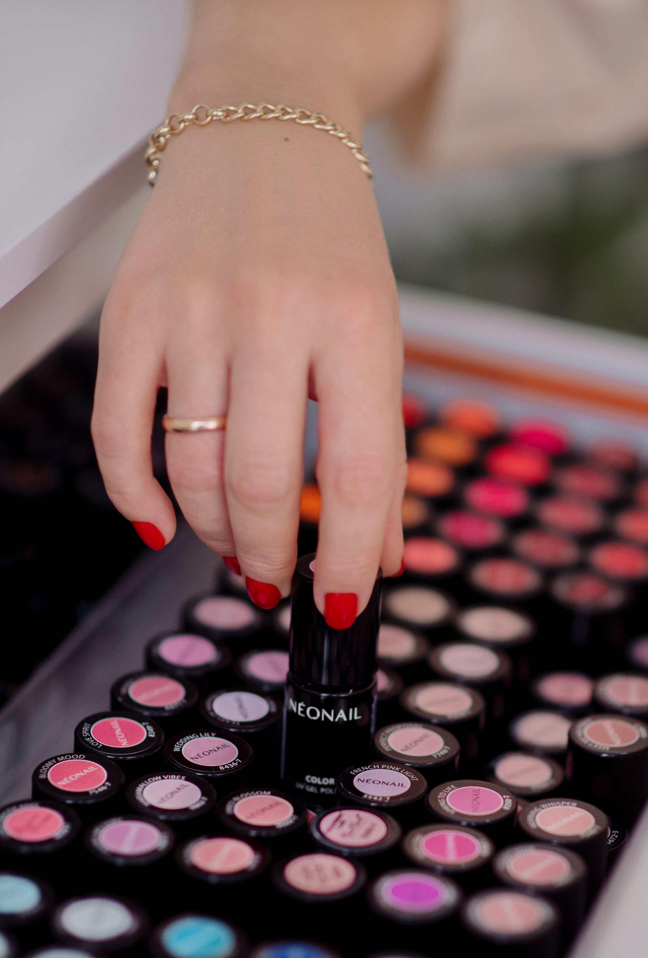 Ella, manicurist. Www.iastakhova.com