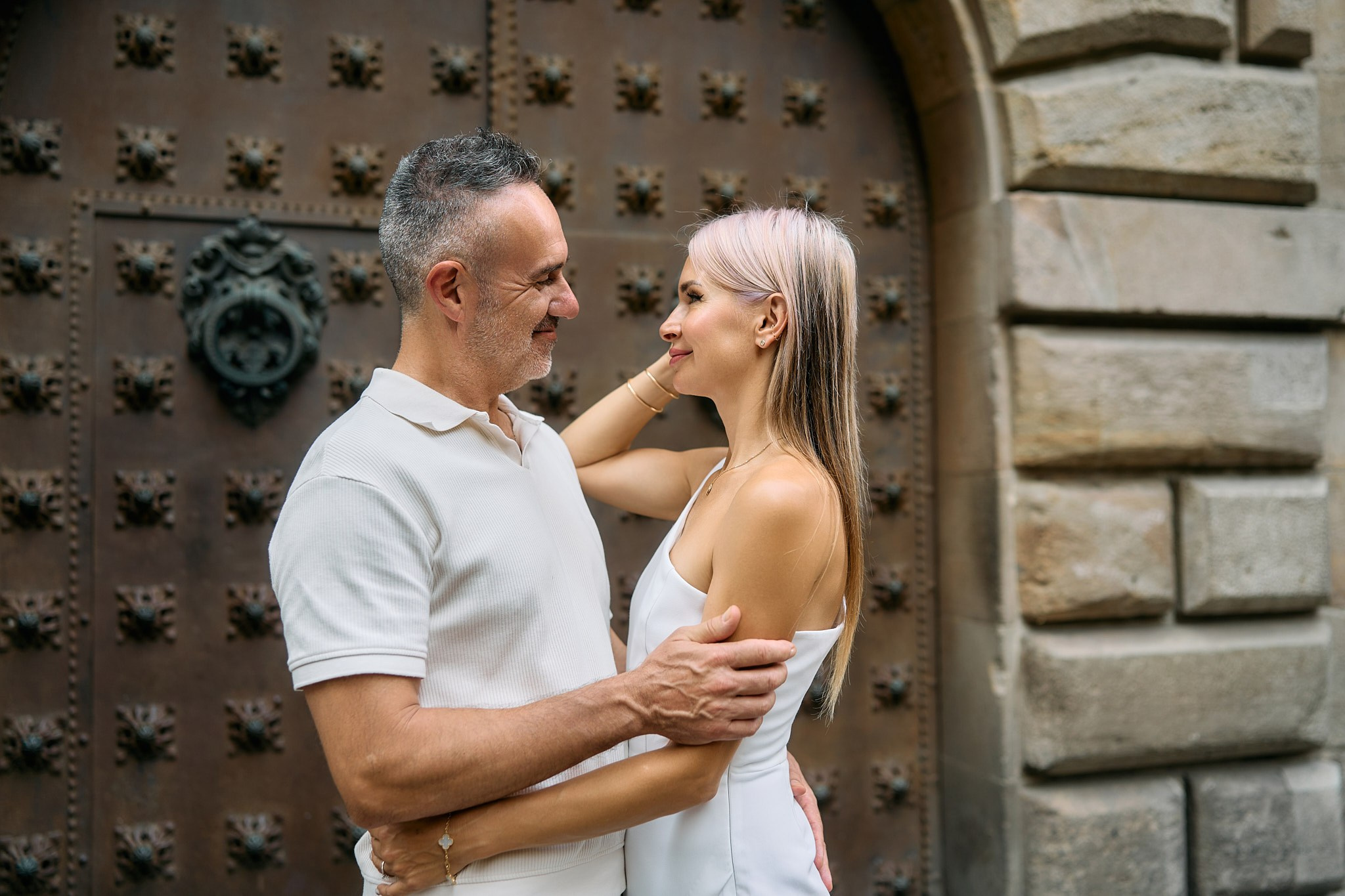 Description of the Old City location for a  love-story or individual photo shoot in Barcelona, examples of photos taken at this photo spot. POSTCARD.BCN Photographer Kate in Barcelona. Love-story, family or individual photo shoots