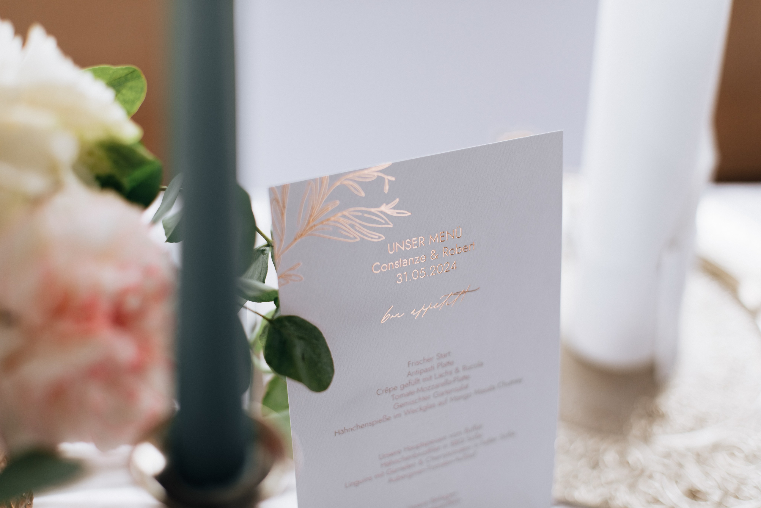 Elegante Hochzeitspapeterie mit goldener Dekoration. Ein stilvolles Detail der Hochzeitsvorbereitungen.