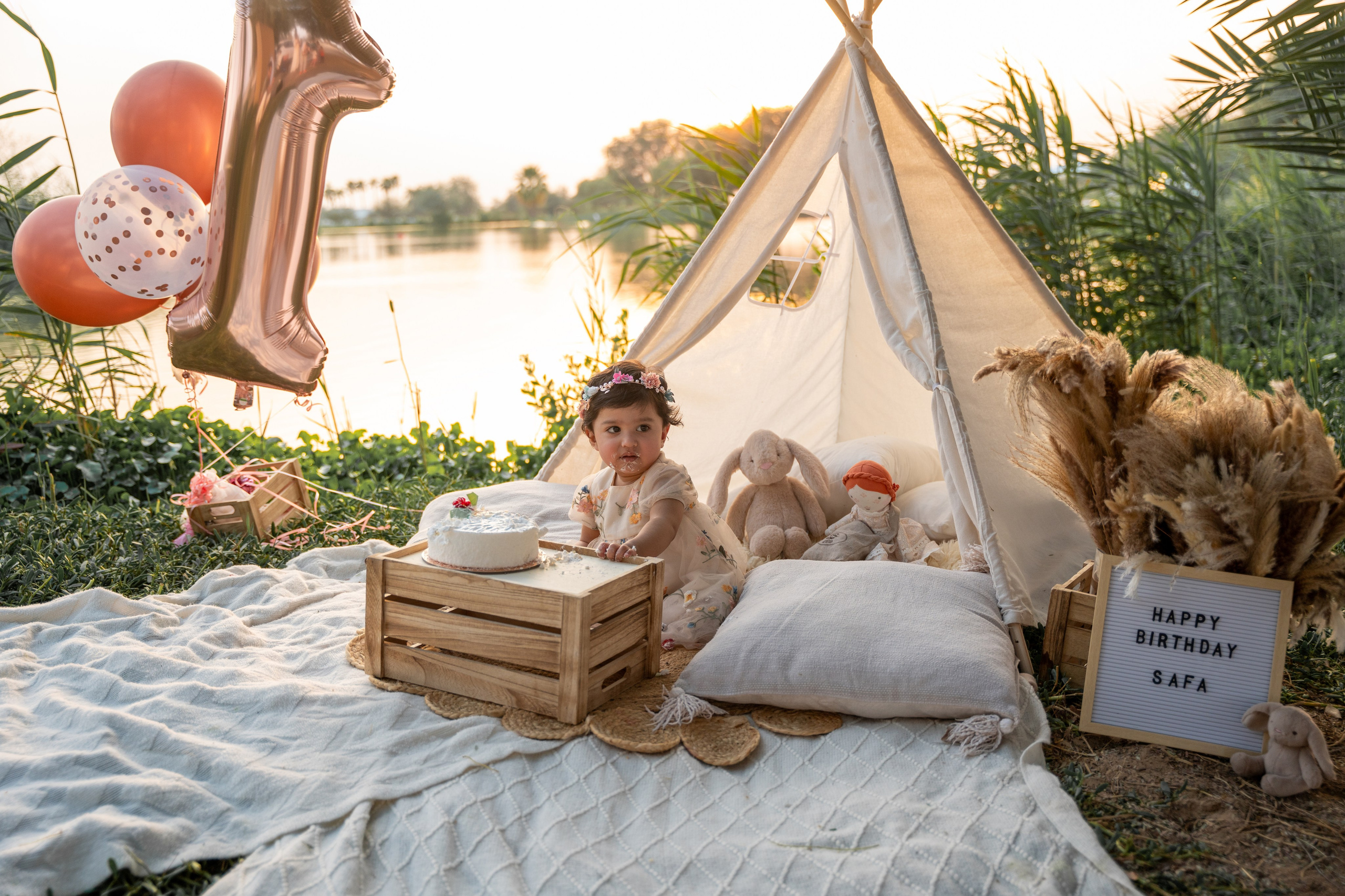 Cake smash and happy time. Angela Iakovleva — Family Photographer in Dubai