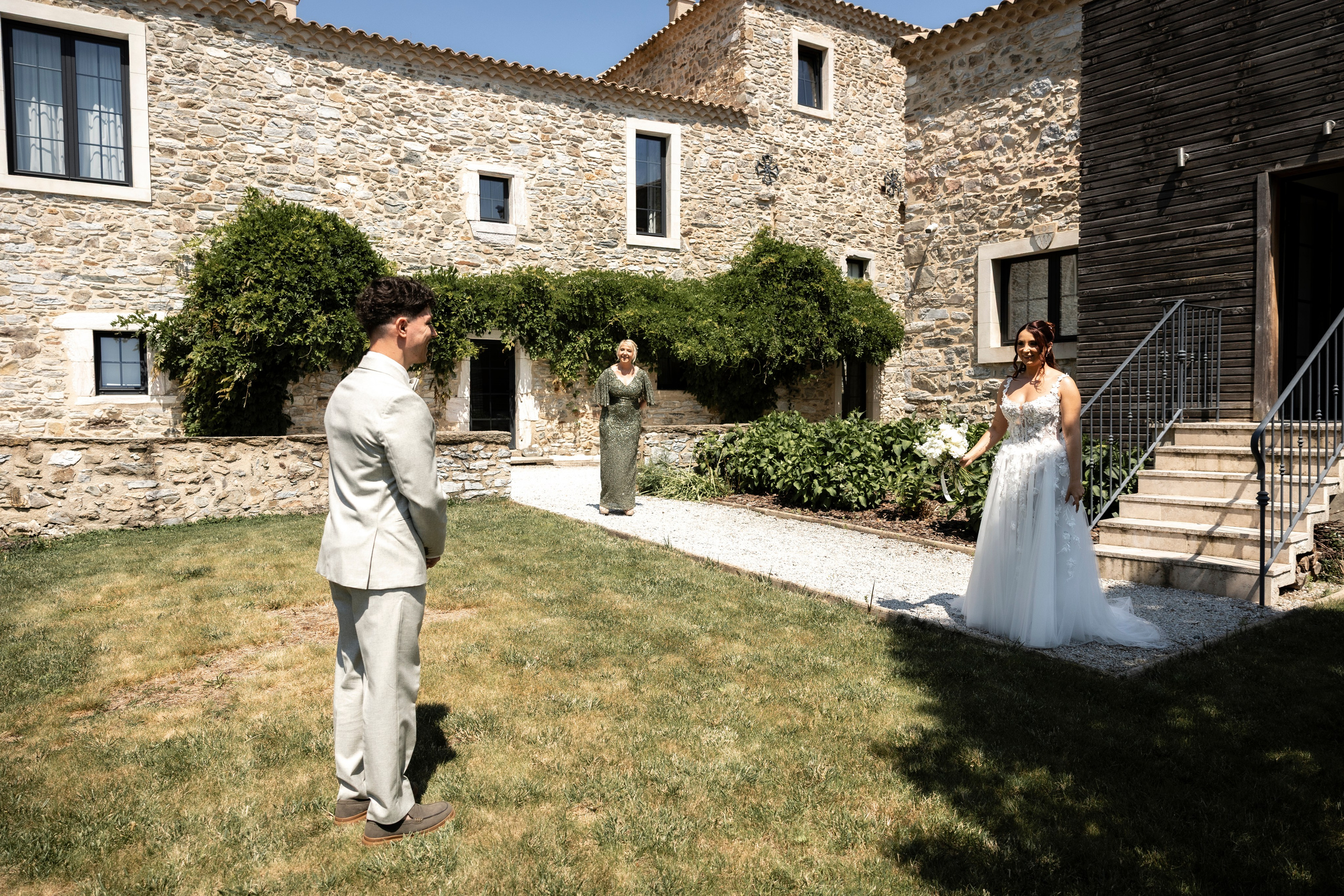Modern Château Wedding in Occitanie — Domaine de Merlac. Eugénie Smirnova — Wedding & Elopement Photographer in Southwest France