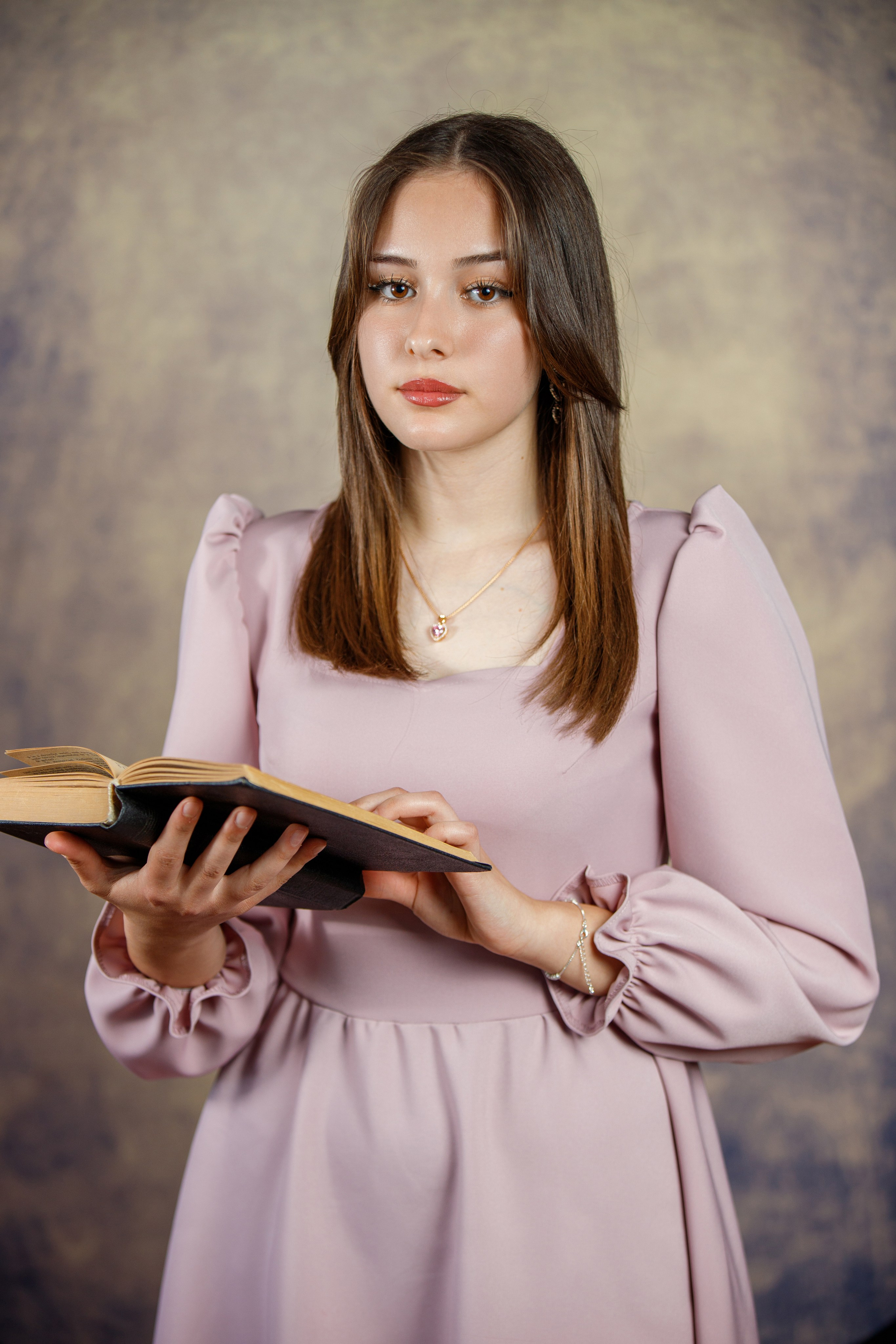 Recenzii. Albume de absolvire: gradinita, gimnaziu, liceu. Venete in Moldova