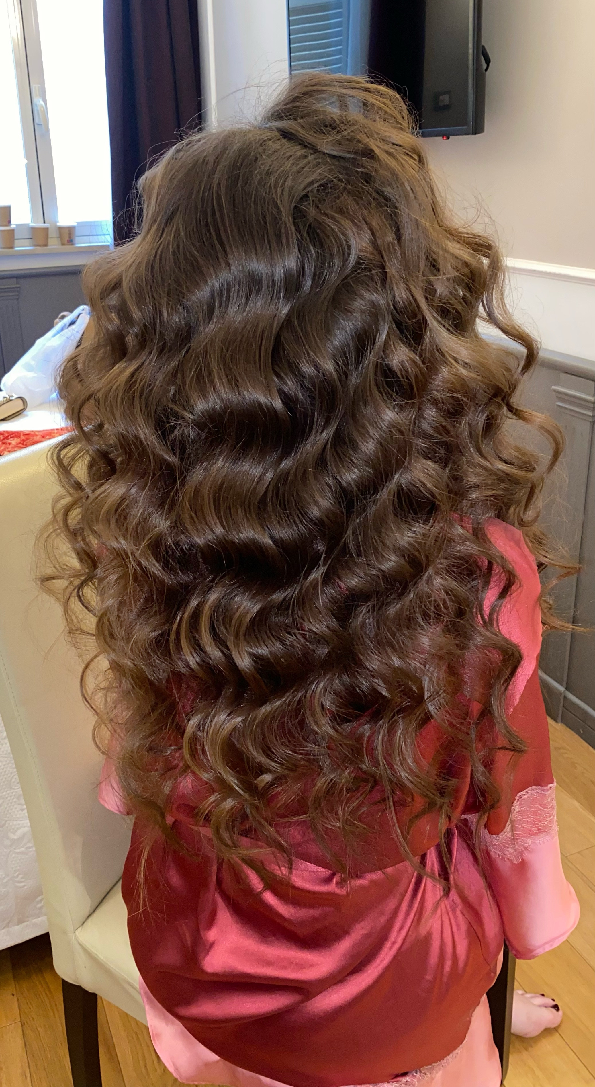 big waves on long brown natural hair with extensions in a hotel close to colosseum