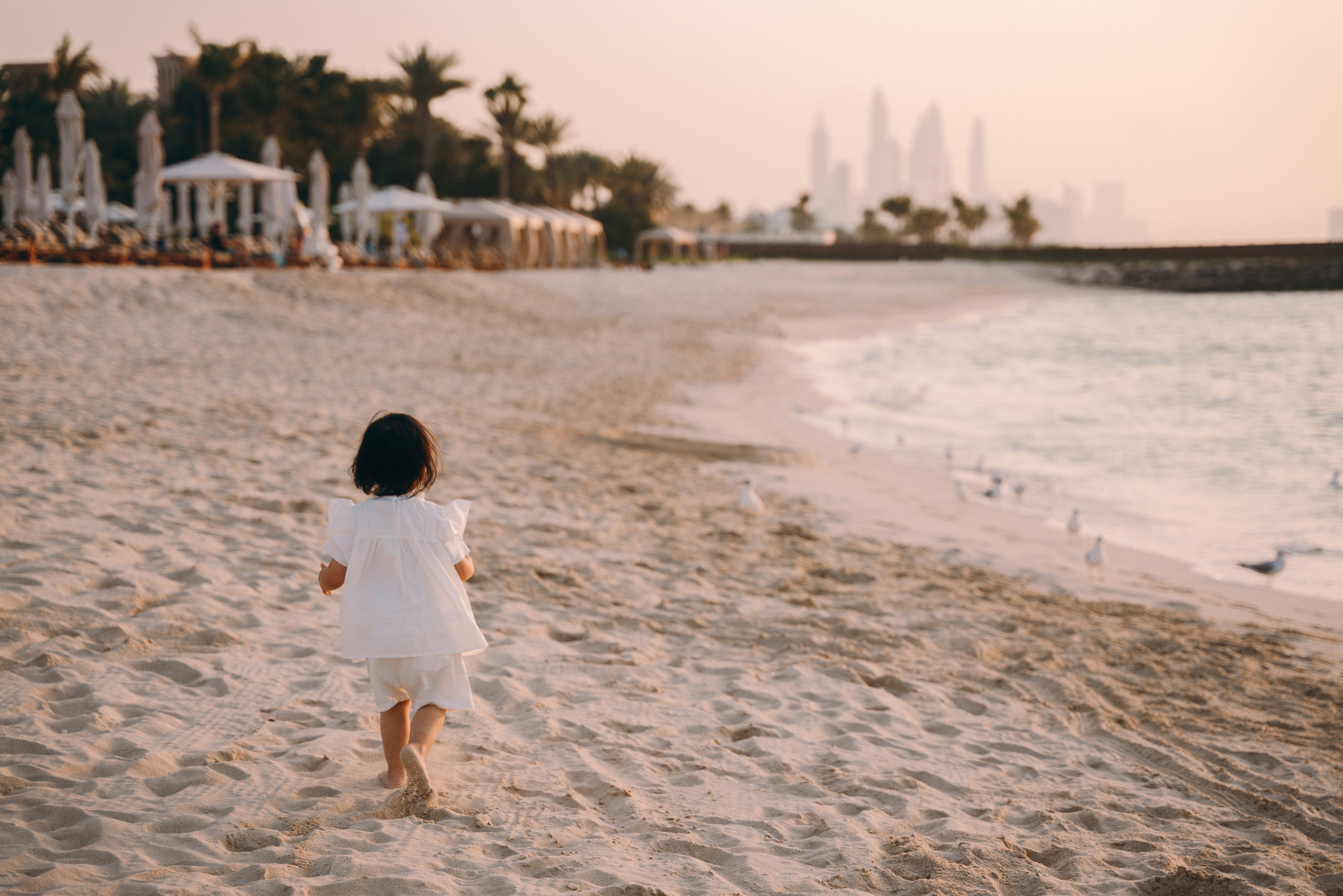 Wavy beach day. Angela Iakovleva — Family Photographer in Dubai