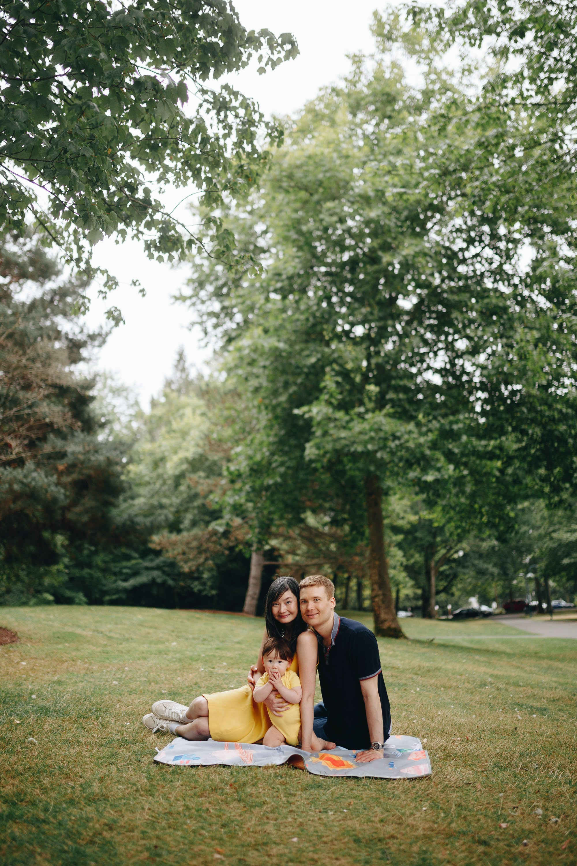 Couple having a picnic in the park, romantic session