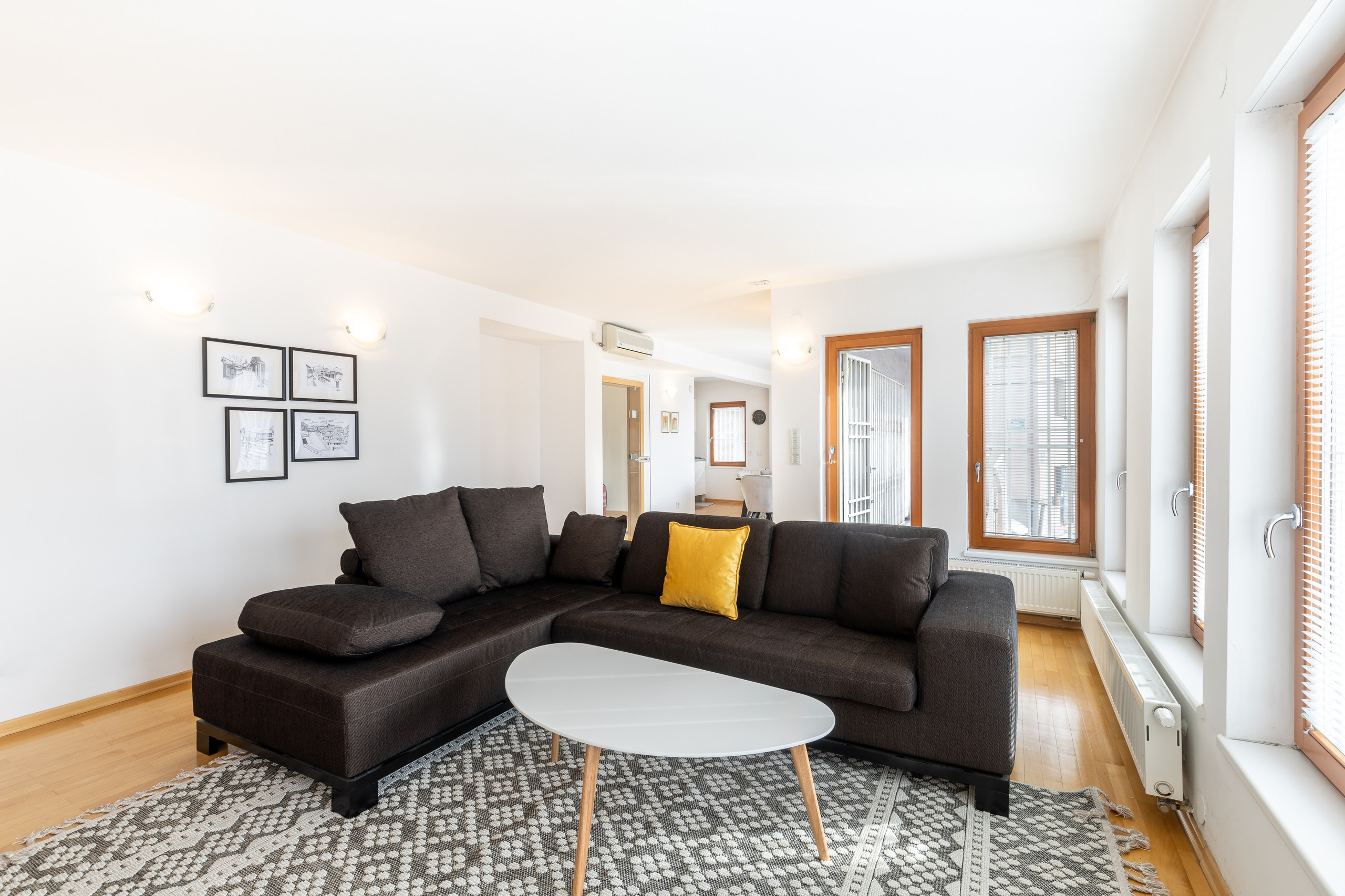 Fotografija modernog i svijetlog apartmana u Starom Gradu Sarajeva, prikaz interijera sa detaljima namještaja, prirodnim osvjetljenjem i funkcionalnim rasporedom prostorija.