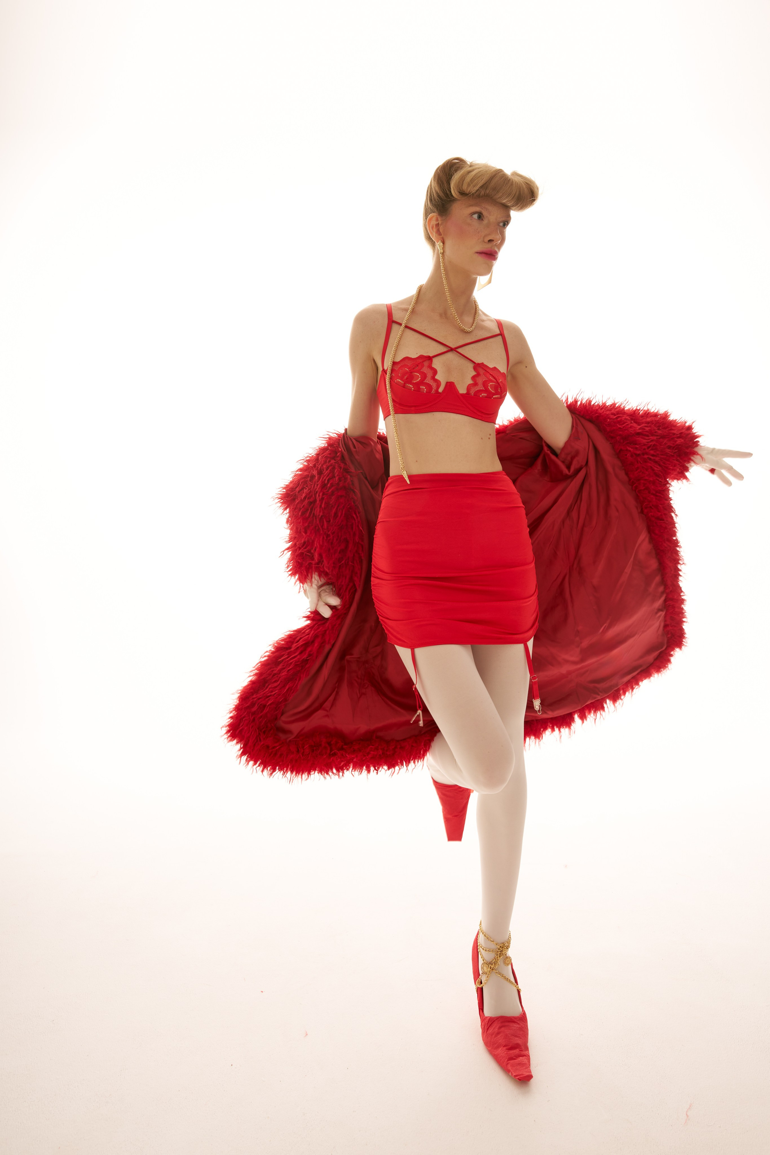 RED FEATHERS. Viktorija Korsaka| Brand Content Creator & Photographer
