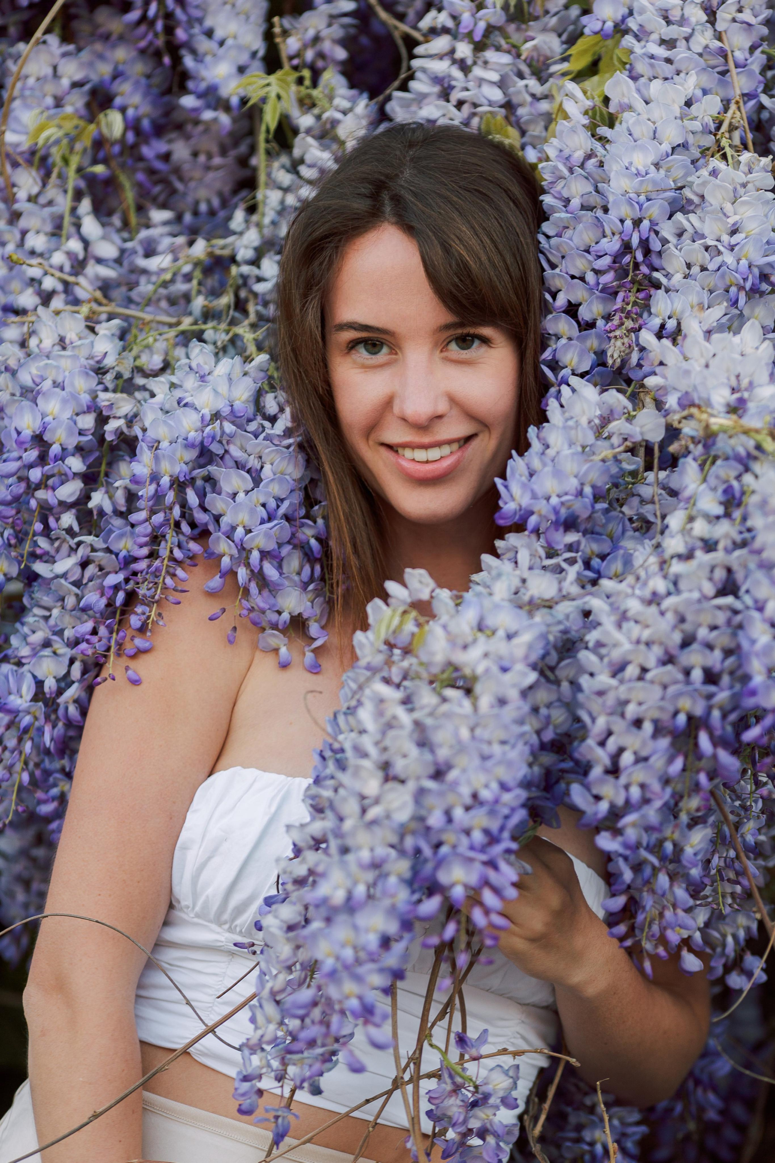 Фотосессия с глицинией. Фотограф в Алании в Турции, Аланья, Сиде, Белек, Анталия, Кемер, Конаклы, Окурджалар. Фотосъемки в Алании. Фотосессия в Алания.Алсу Девели