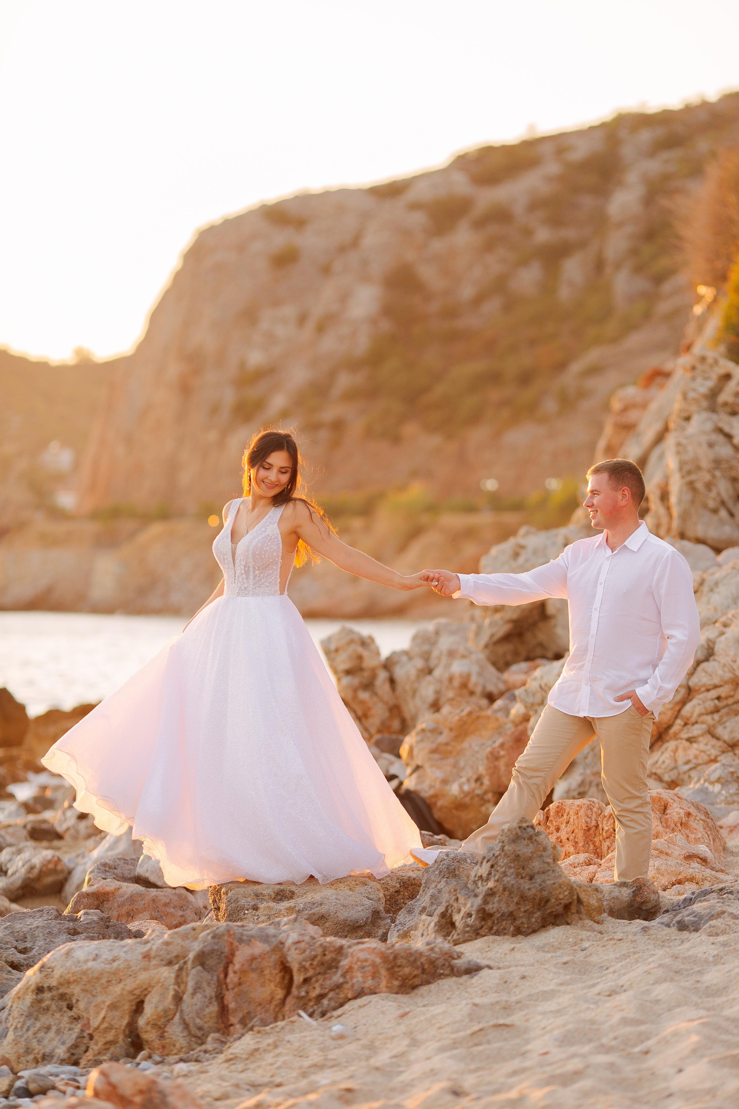 Photo session of newlyweds in Alanya at sunset on Cleopatra beach. Professional Photographer in Alanya, Side, Belek, Antalya. Turkiye