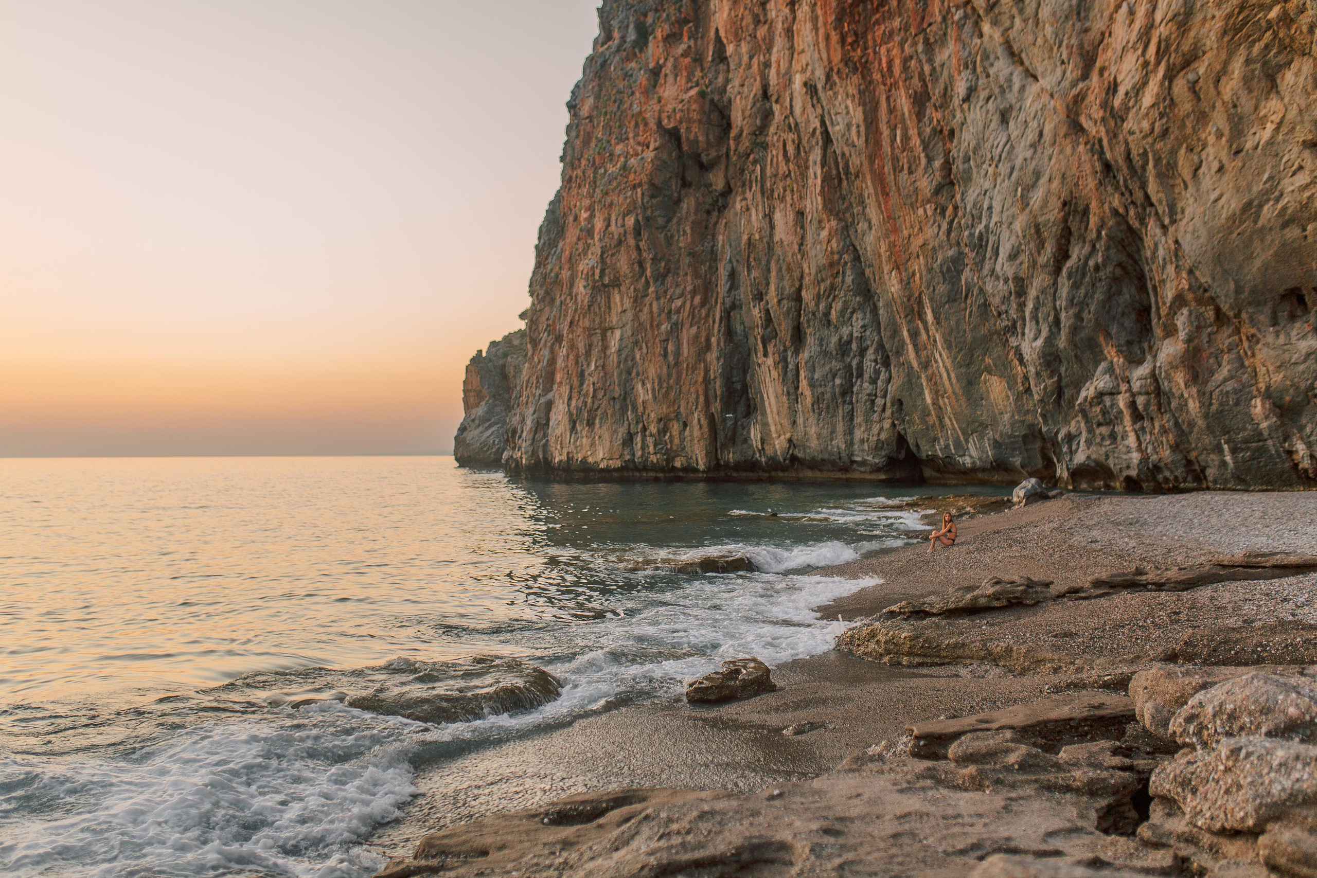 КРАСНЫЙ ПЛЯЖ KIZILIN BEACH В ГАЗИПАШЕ. выздная фотосессия газипаша.Фотограф в газипаша. Фотосессия на стыке красной горы и моря на закате. Фотограф в Алании в Турции, Аланья, Сиде, Белек, Анталия, Кемер, Конаклы, Окурджалар. Фотосъемки в Алании. Фотосессия в Алания.Алсу Девели