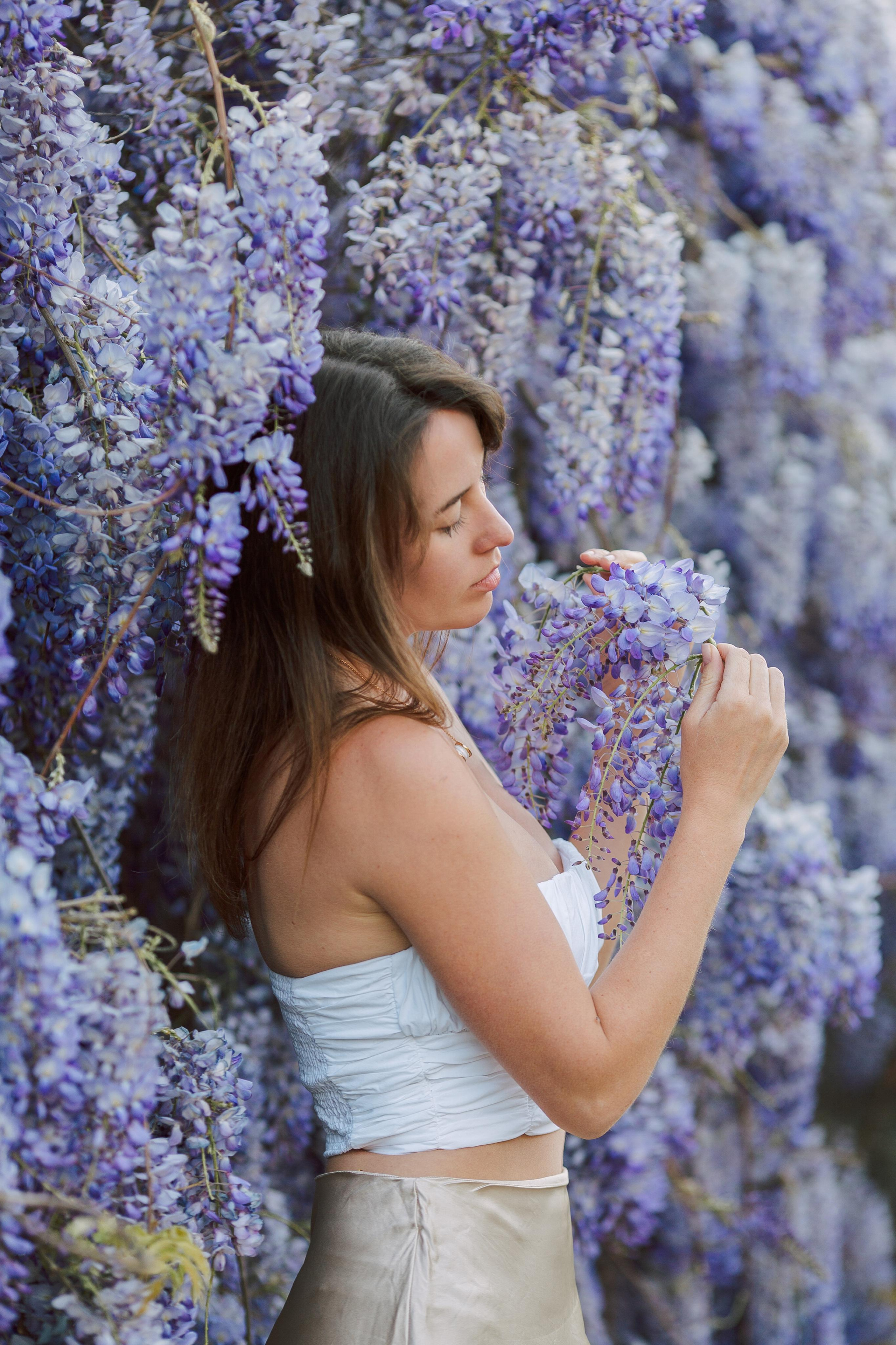 Фотосессия с глицинией. Фотограф в Алании в Турции, Аланья, Сиде, Белек, Анталия, Кемер, Конаклы, Окурджалар. Фотосъемки в Алании. Фотосессия в Алания.Алсу Девели
