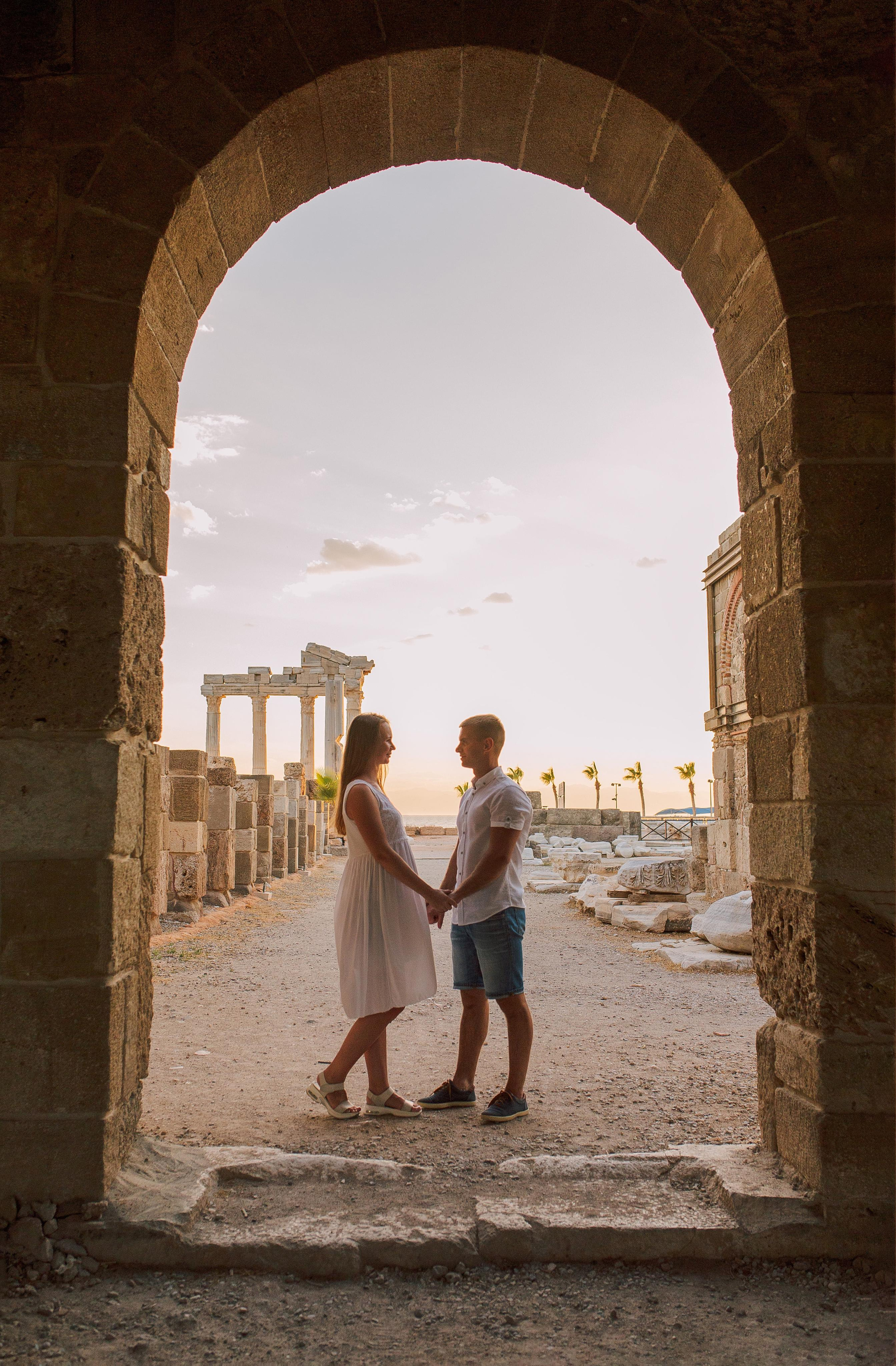 Семейная съемка в античном городе Сиде на закате. Фотограф в Алании в Турции, Аланья, Сиде, Белек, Анталия, Кемер, Конаклы, Окурджалар. Фотосъемки в Алании. Фотосессия в Алания.Алсу Девели