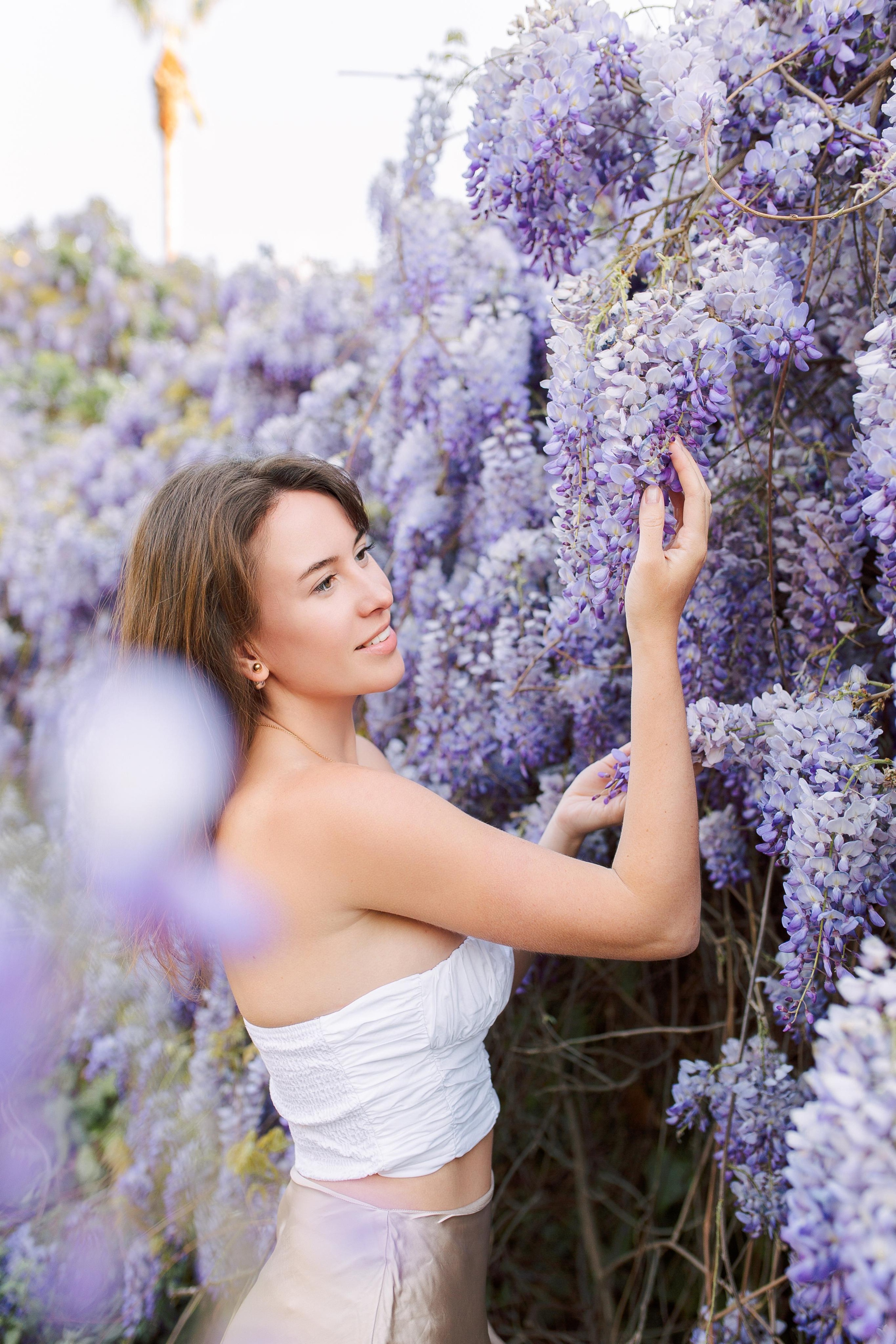 Фотосессия с глицинией. Фотограф в Алании в Турции, Аланья, Сиде, Белек, Анталия, Кемер, Конаклы, Окурджалар. Фотосъемки в Алании. Фотосессия в Алания.Алсу Девели