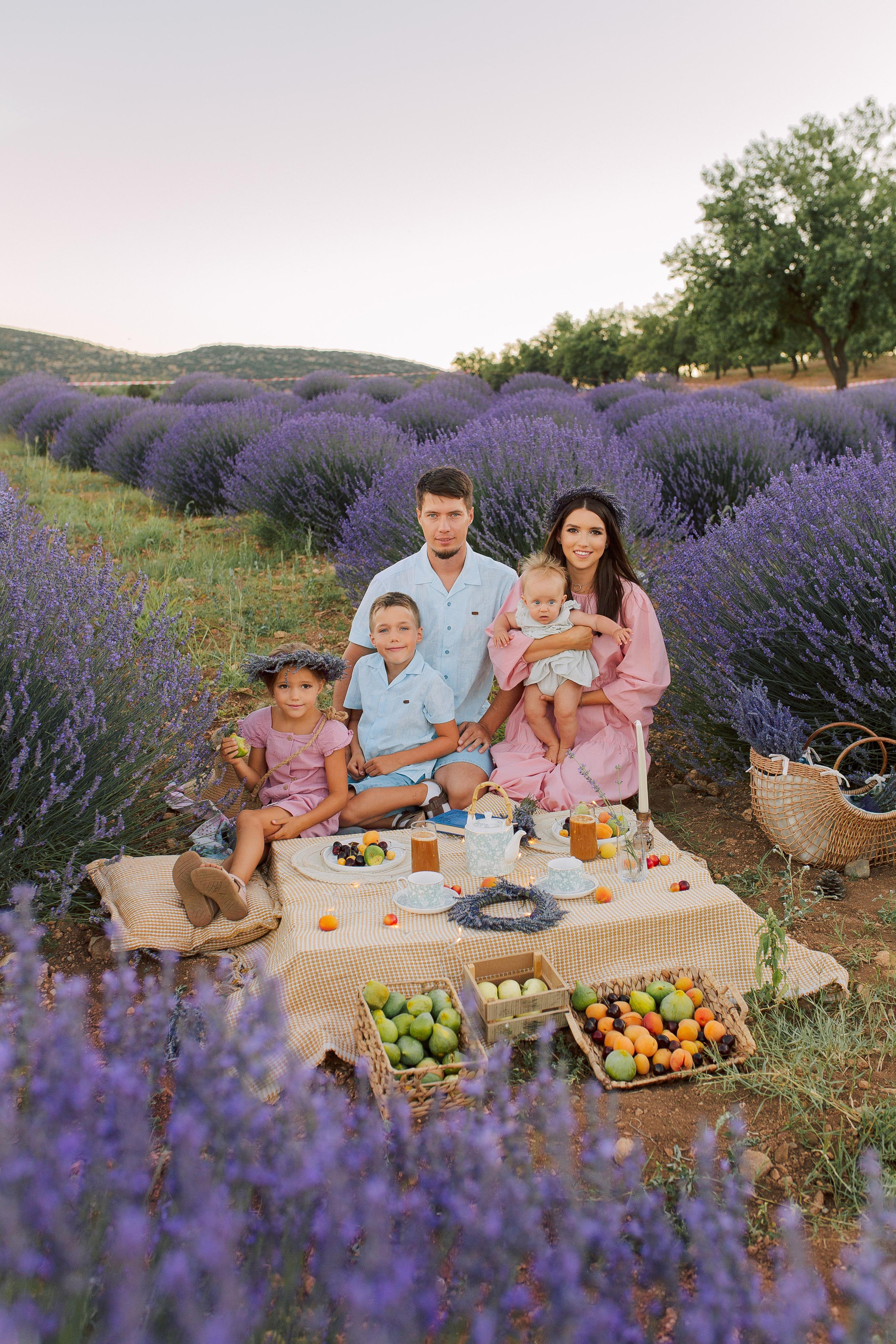 Family photo session in lavender fields. Professional Photographer in Alanya, Side, Belek, Antalya. Turkiye
