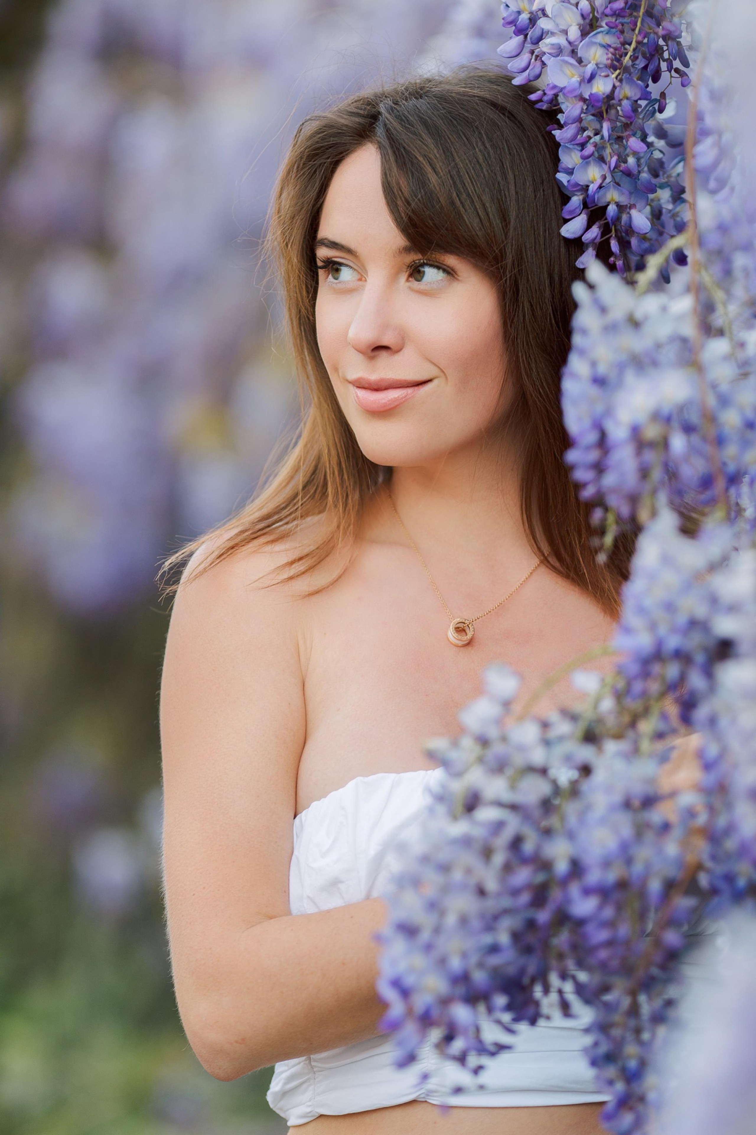 Фотосессия с глицинией. Фотограф в Алании в Турции, Аланья, Сиде, Белек, Анталия, Кемер, Конаклы, Окурджалар. Фотосъемки в Алании. Фотосессия в Алания.Алсу Девели