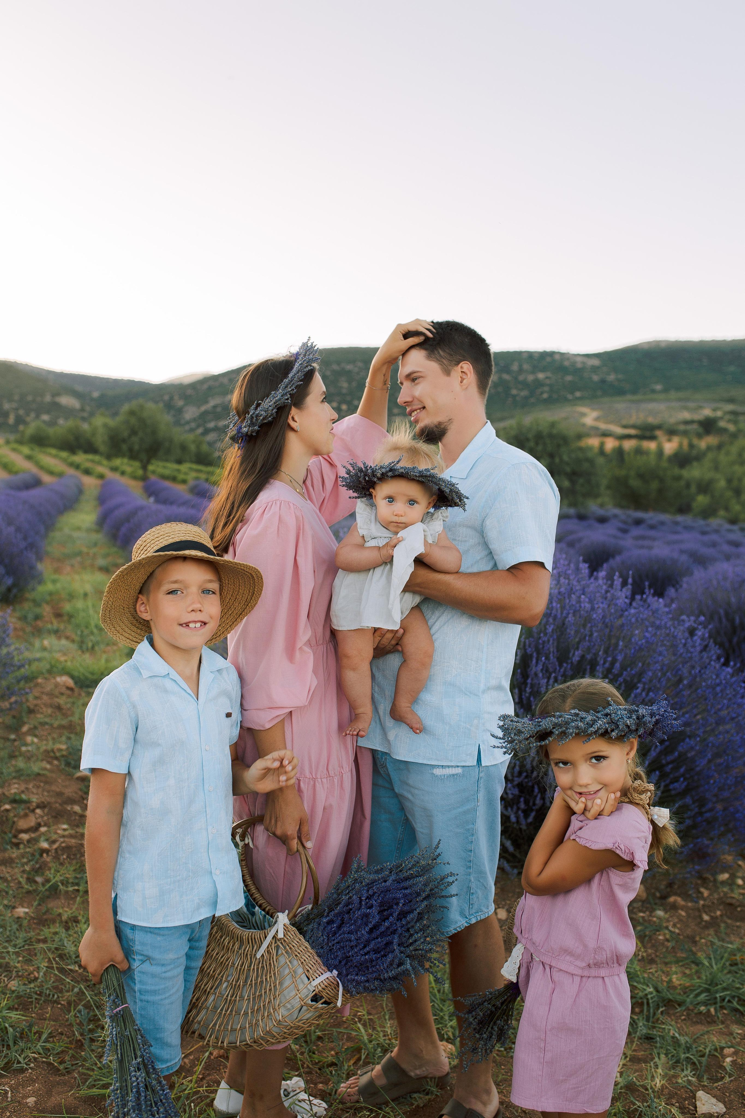 Family photo session in lavender fields. Professional Photographer in Alanya, Side, Belek, Antalya. Turkiye