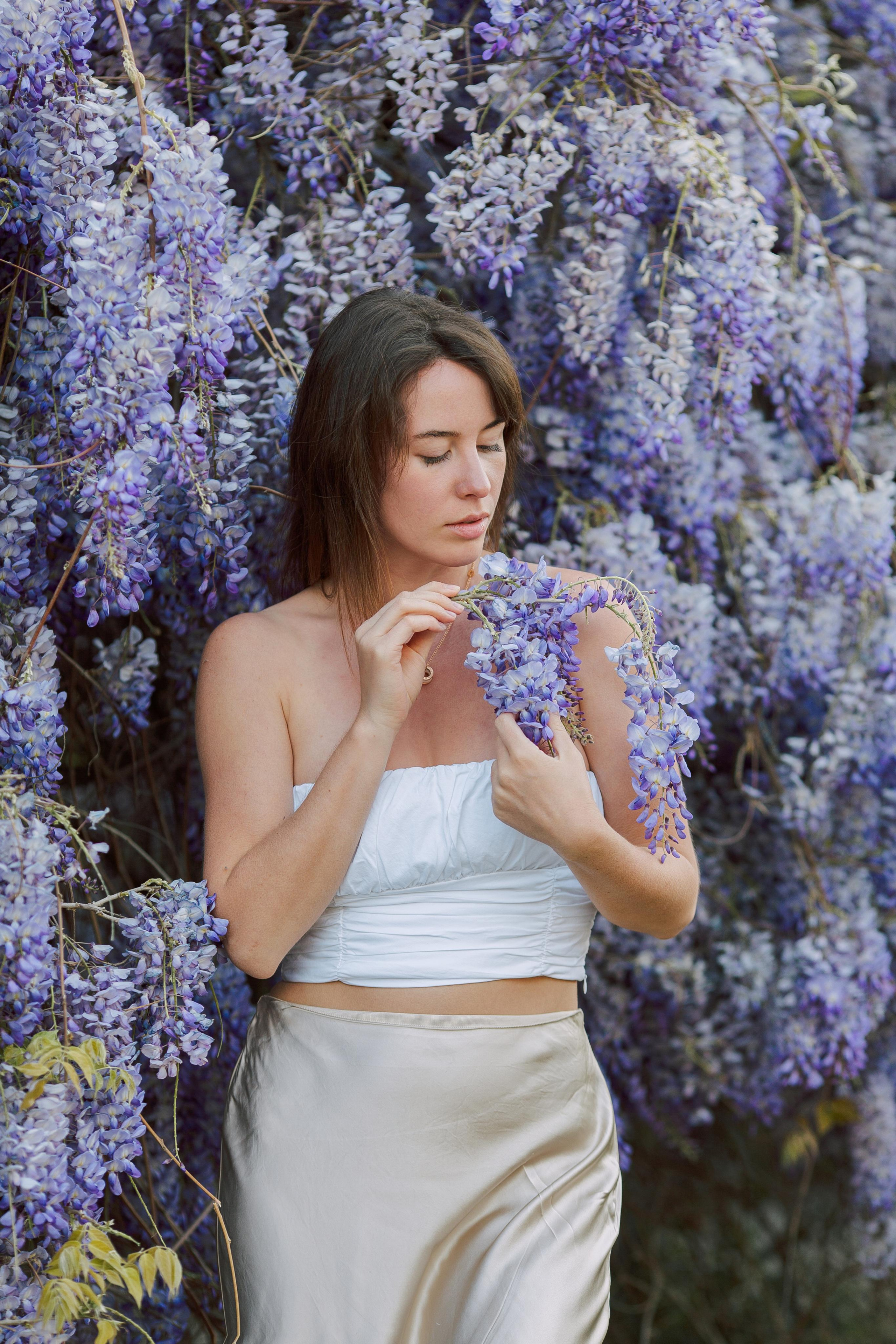 Фотосессия с глицинией. Фотограф в Алании в Турции, Аланья, Сиде, Белек, Анталия, Кемер, Конаклы, Окурджалар. Фотосъемки в Алании. Фотосессия в Алания.Алсу Девели