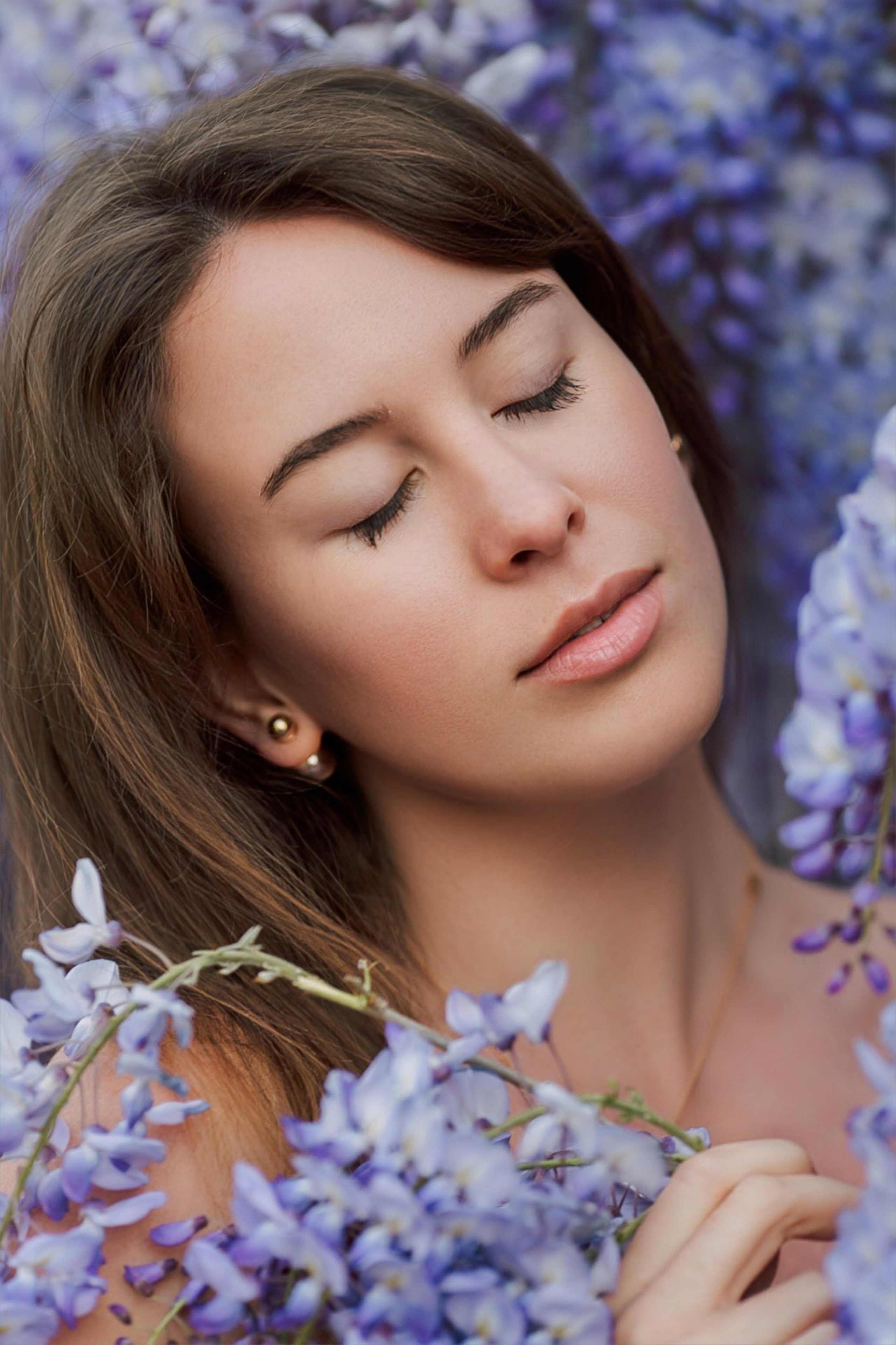 Фотосессия с глицинией. Фотограф в Алании в Турции, Аланья, Сиде, Белек, Анталия, Кемер, Конаклы, Окурджалар. Фотосъемки в Алании. Фотосессия в Алания.Алсу Девели