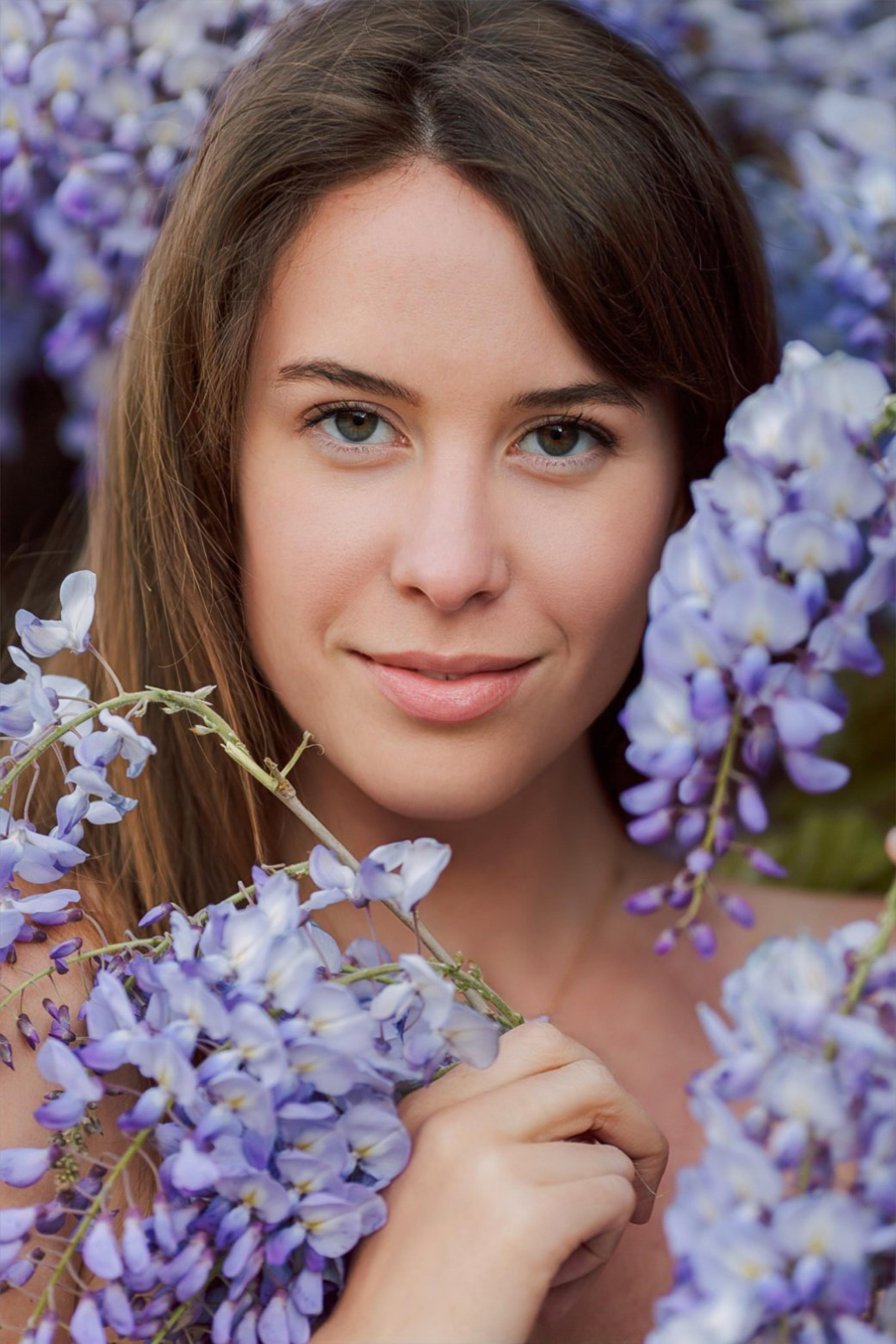 Фотосессия с глицинией. Фотограф в Алании в Турции, Аланья, Сиде, Белек, Анталия, Кемер, Конаклы, Окурджалар. Фотосъемки в Алании. Фотосессия в Алания.Алсу Девели