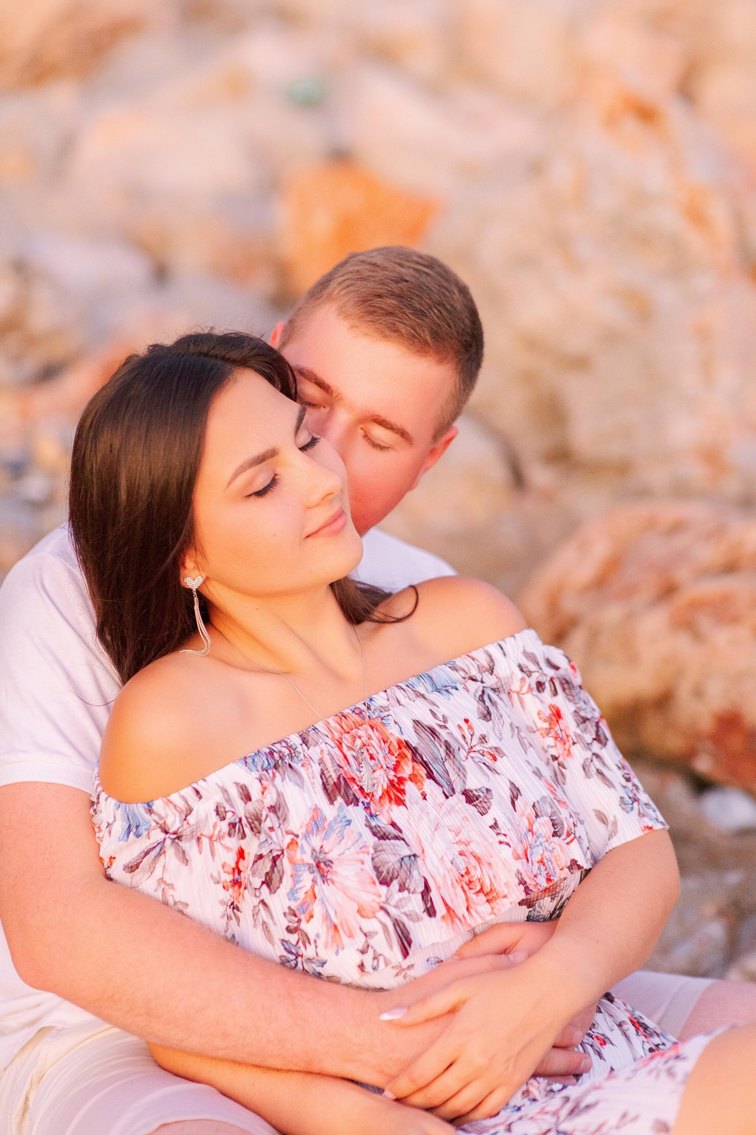 Photo session of newlyweds in Alanya at sunset on Cleopatra beach. Professional Photographer in Alanya, Side, Belek, Antalya. Turkiye