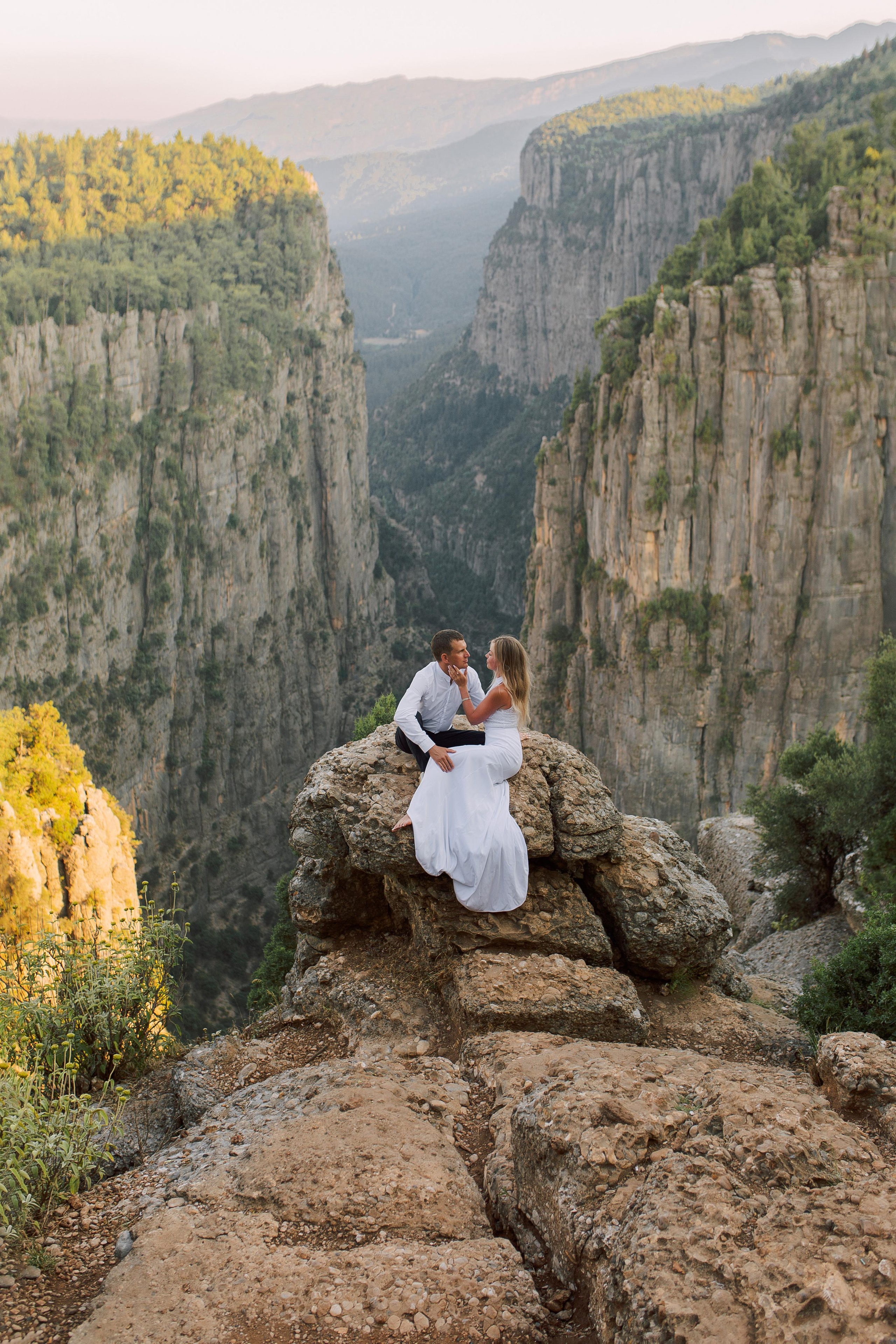 Wedding photo session on the Tazy canyon. Professional Photographer in Alanya, Side, Belek, Antalya. Turkiye