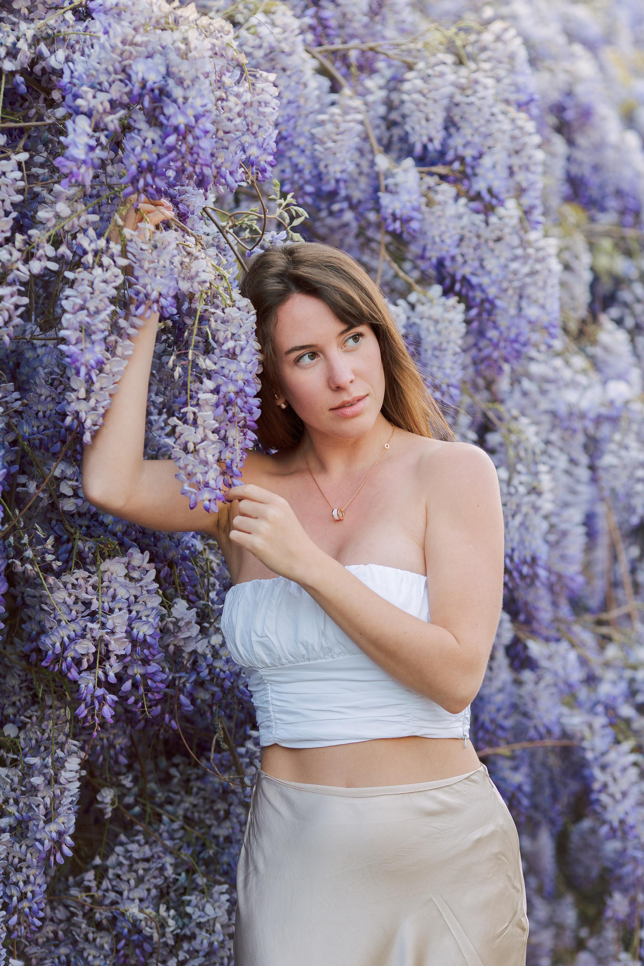 Фотосессия с глицинией. Фотограф в Алании в Турции, Аланья, Сиде, Белек, Анталия, Кемер, Конаклы, Окурджалар. Фотосъемки в Алании. Фотосессия в Алания.Алсу Девели