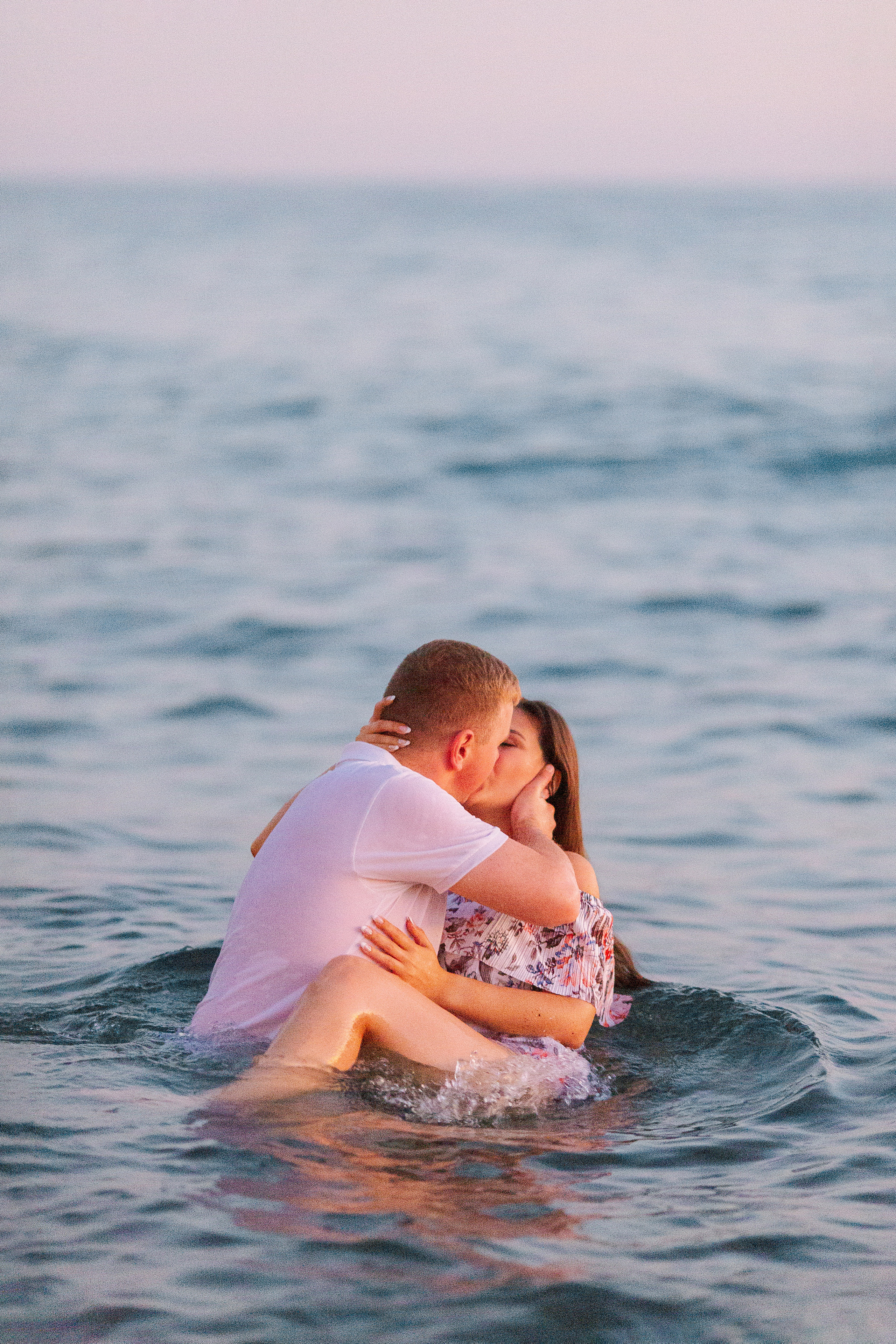 Photo session of newlyweds in Alanya at sunset on Cleopatra beach. Professional Photographer in Alanya, Side, Belek, Antalya. Turkiye