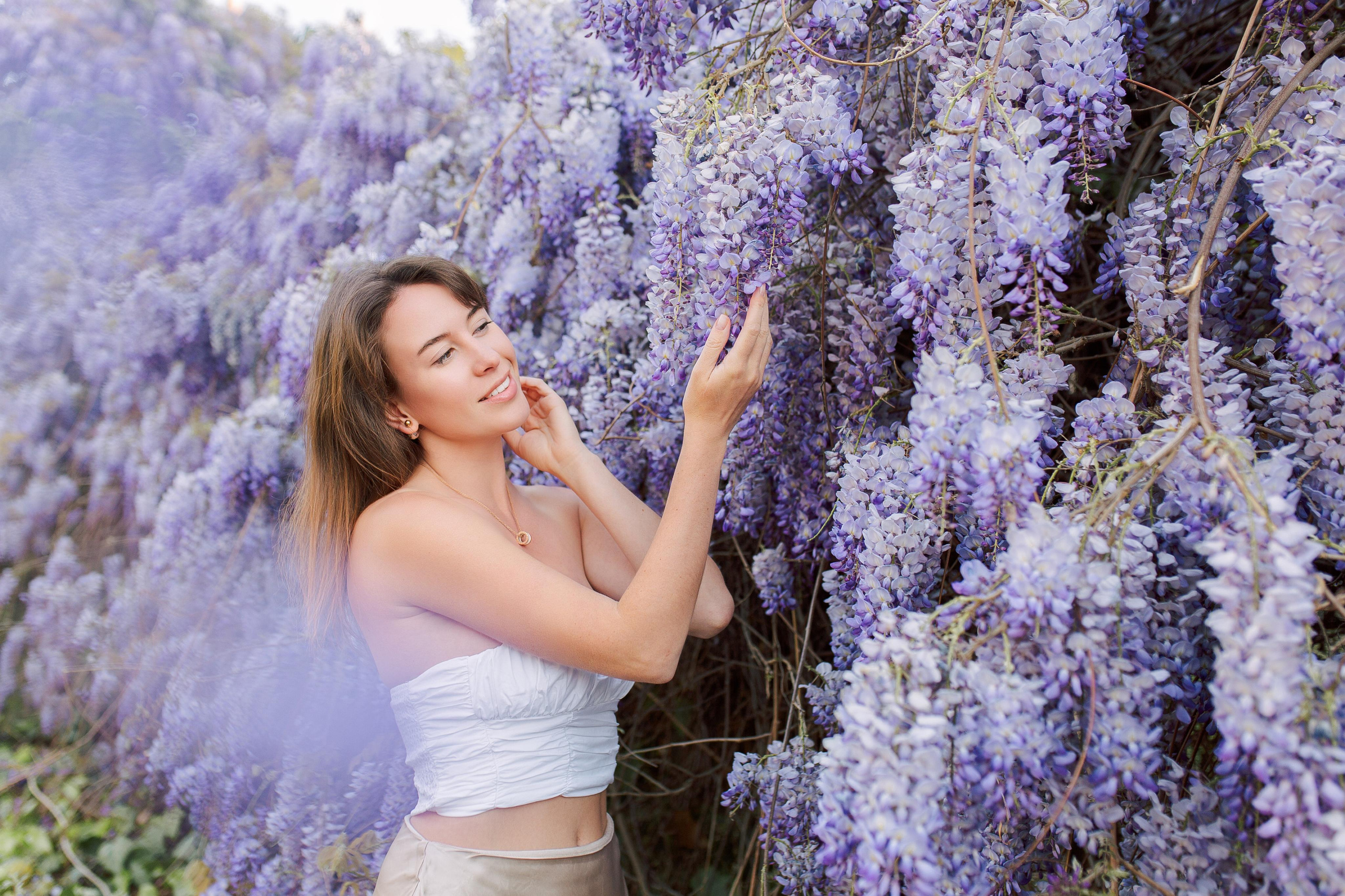 Фотосессия с глицинией. Фотограф в Алании в Турции, Аланья, Сиде, Белек, Анталия, Кемер, Конаклы, Окурджалар. Фотосъемки в Алании. Фотосессия в Алания.Алсу Девели