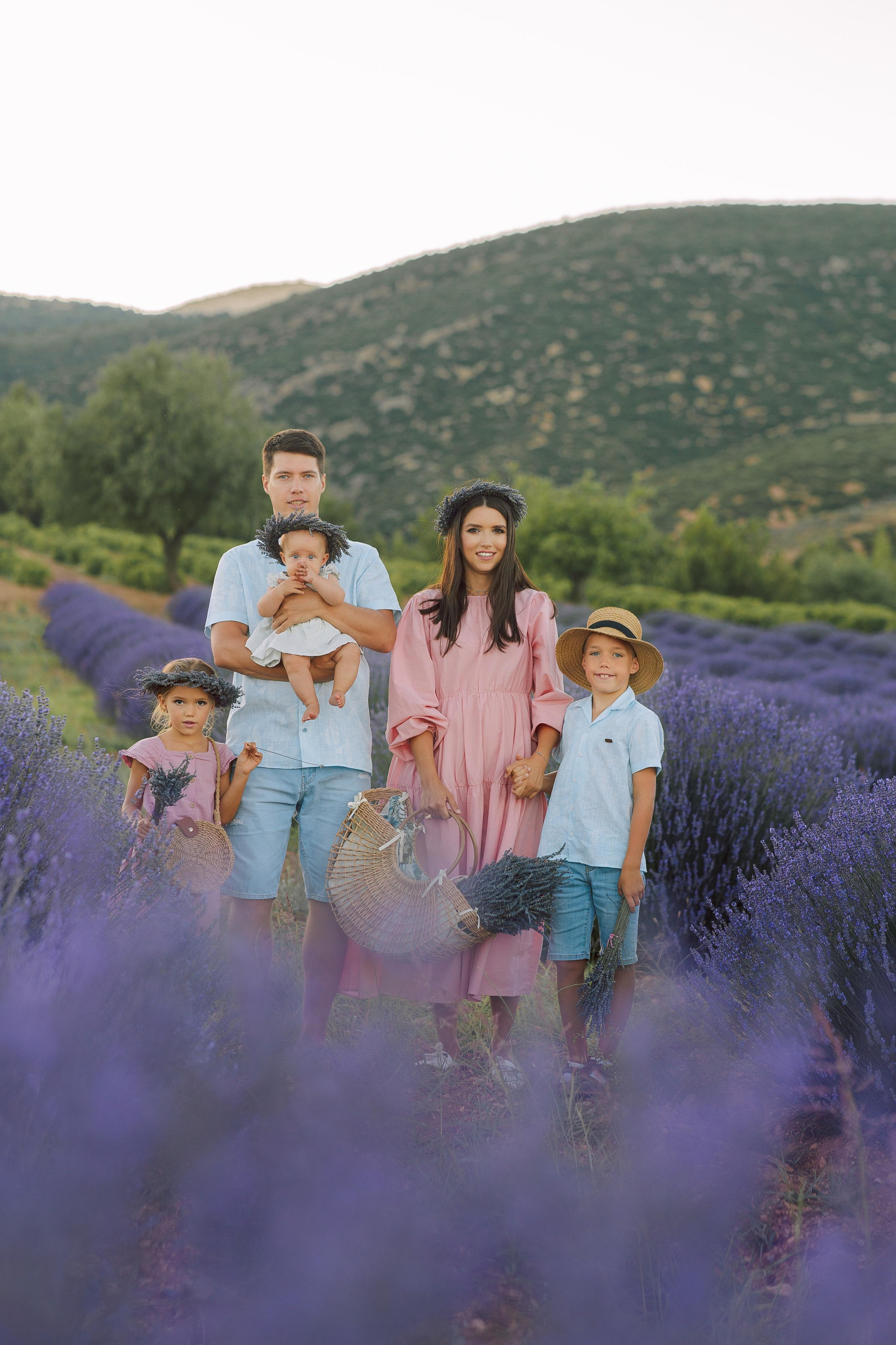 Family photo session in lavender fields. Professional Photographer in Alanya, Side, Belek, Antalya. Turkiye