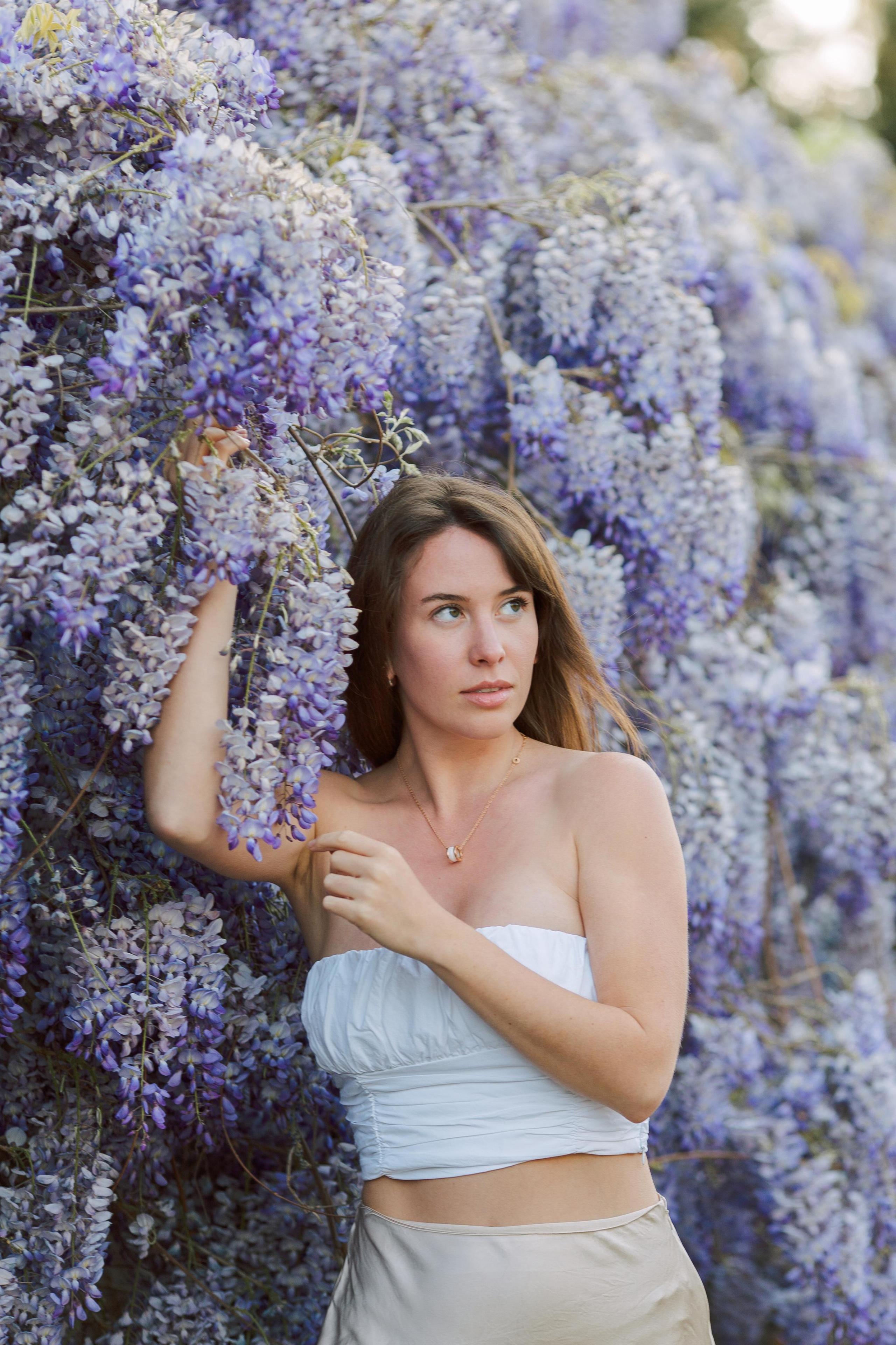 Фотосессия с глицинией. Фотограф в Алании в Турции, Аланья, Сиде, Белек, Анталия, Кемер, Конаклы, Окурджалар. Фотосъемки в Алании. Фотосессия в Алания.Алсу Девели