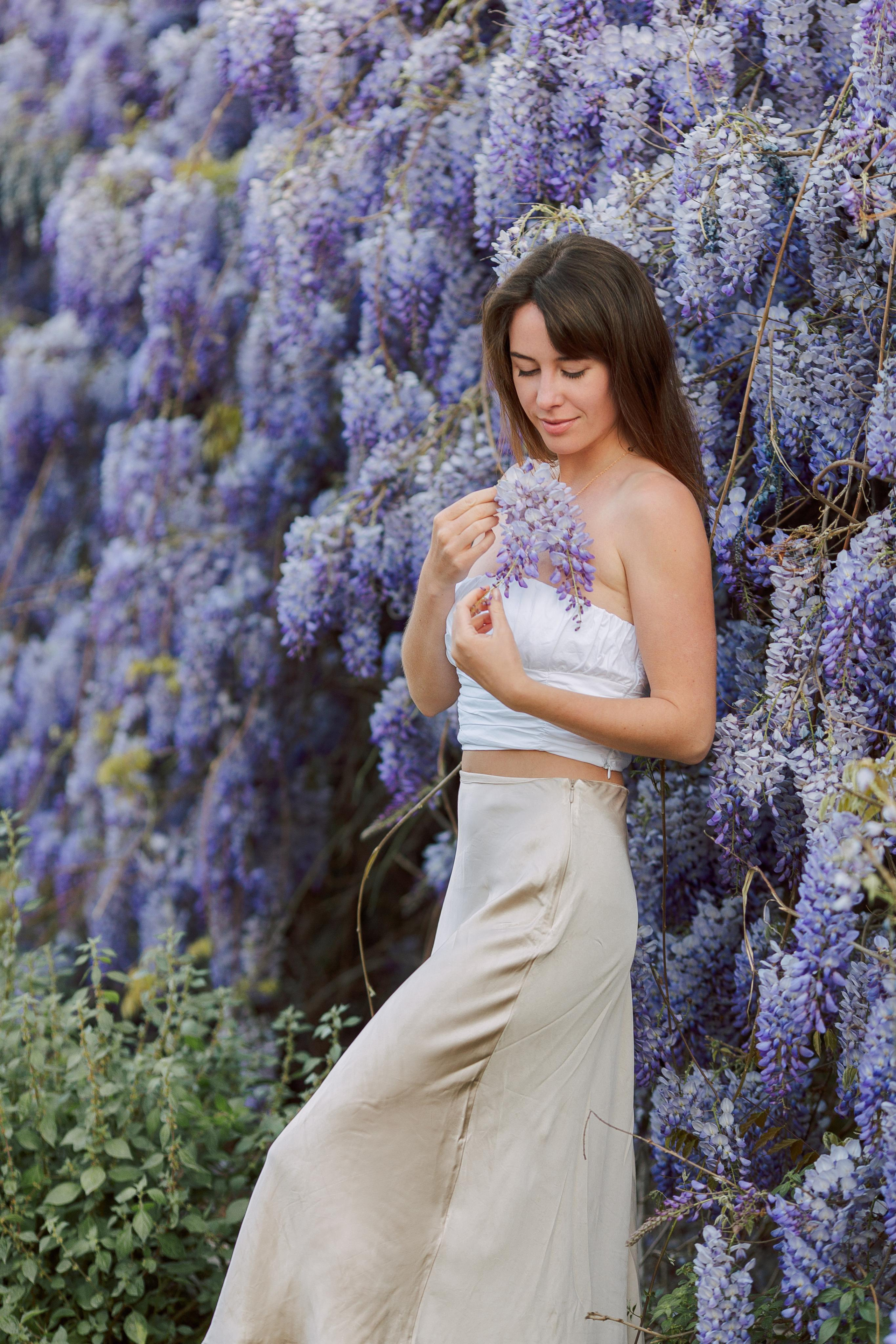 Фотосессия с глицинией. Фотограф в Алании в Турции, Аланья, Сиде, Белек, Анталия, Кемер, Конаклы, Окурджалар. Фотосъемки в Алании. Фотосессия в Алания.Алсу Девели