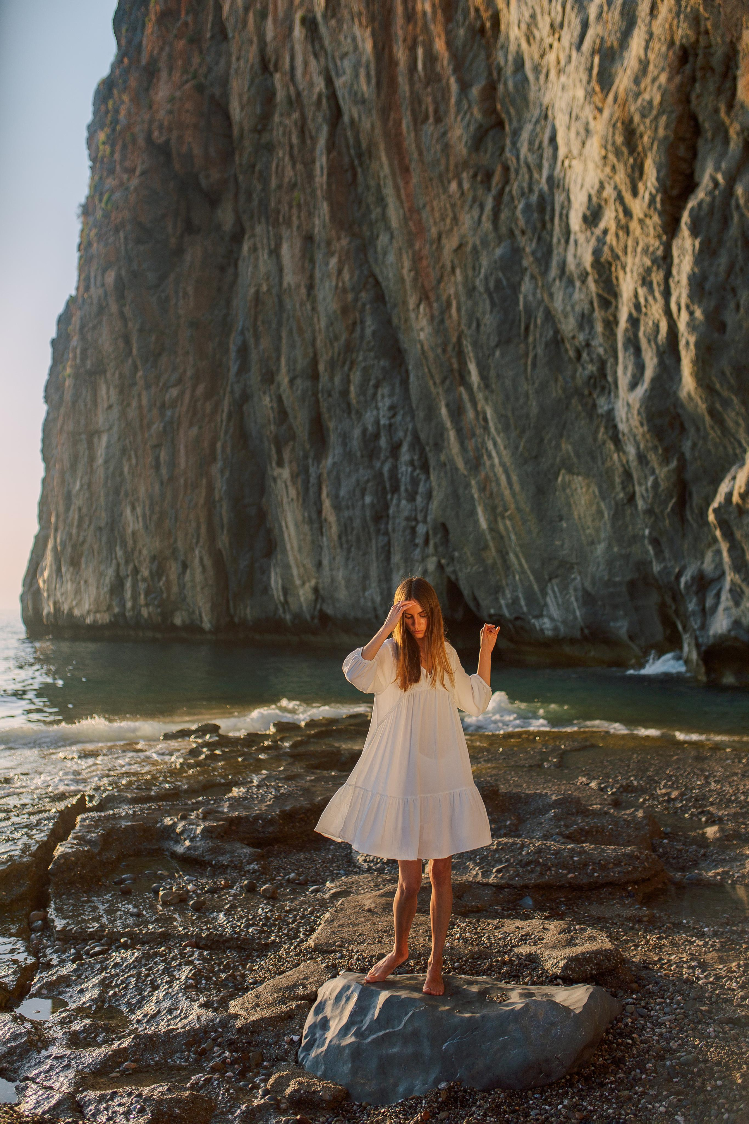 КРАСНЫЙ ПЛЯЖ KIZILIN BEACH В ГАЗИПАШЕ. выздная фотосессия газипаша.Фотограф в газипаша. Фотосессия на стыке красной горы и моря на закате. Фотограф в Алании в Турции, Аланья, Сиде, Белек, Анталия, Кемер, Конаклы, Окурджалар. Фотосъемки в Алании. Фотосессия в Алания.Алсу Девели