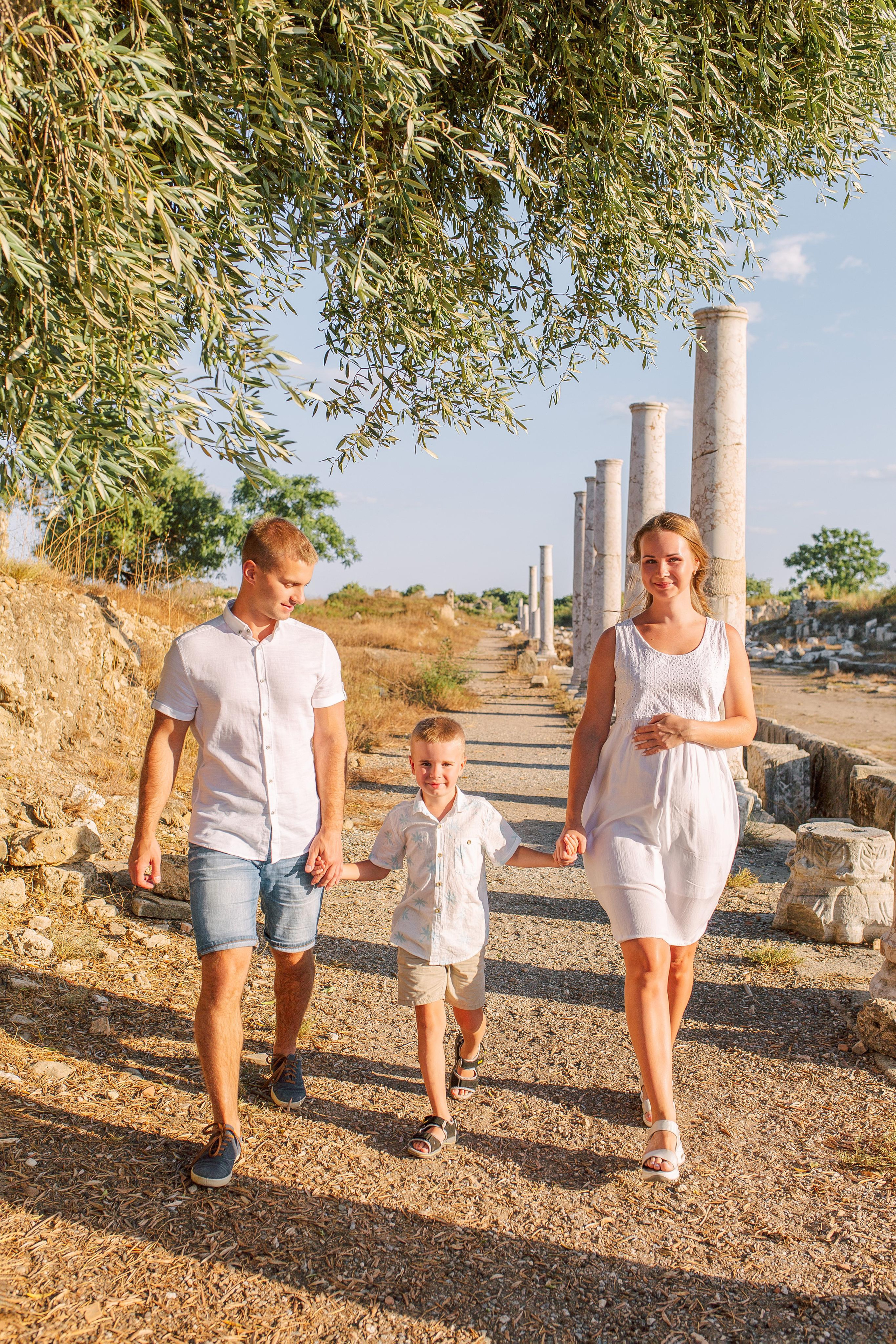 Семейная съемка в античном городе Сиде на закате. Фотограф в Алании в Турции, Аланья, Сиде, Белек, Анталия, Кемер, Конаклы, Окурджалар. Фотосъемки в Алании. Фотосессия в Алания.Алсу Девели