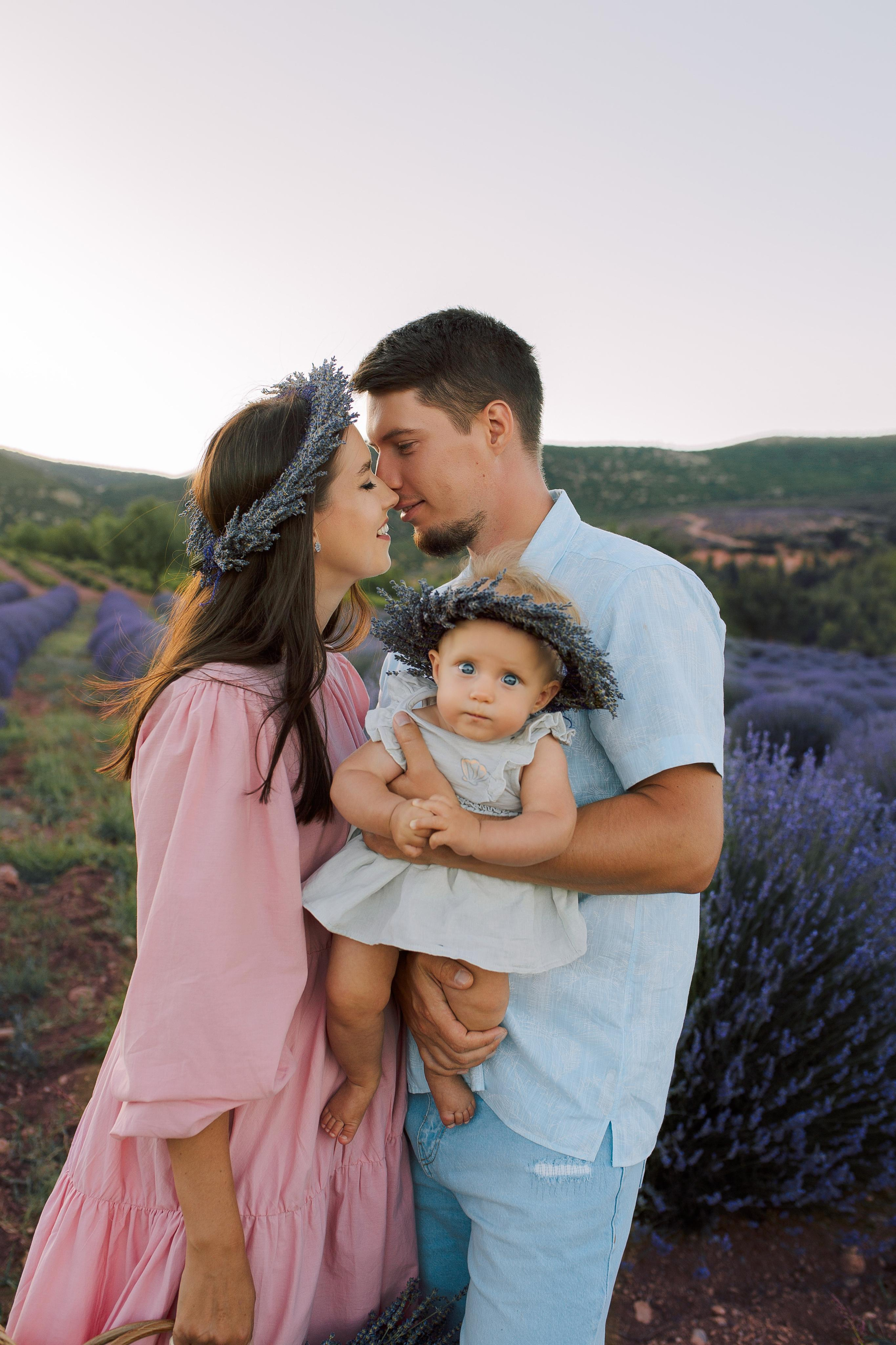 Family photo session in lavender fields. Professional Photographer in Alanya, Side, Belek, Antalya. Turkiye
