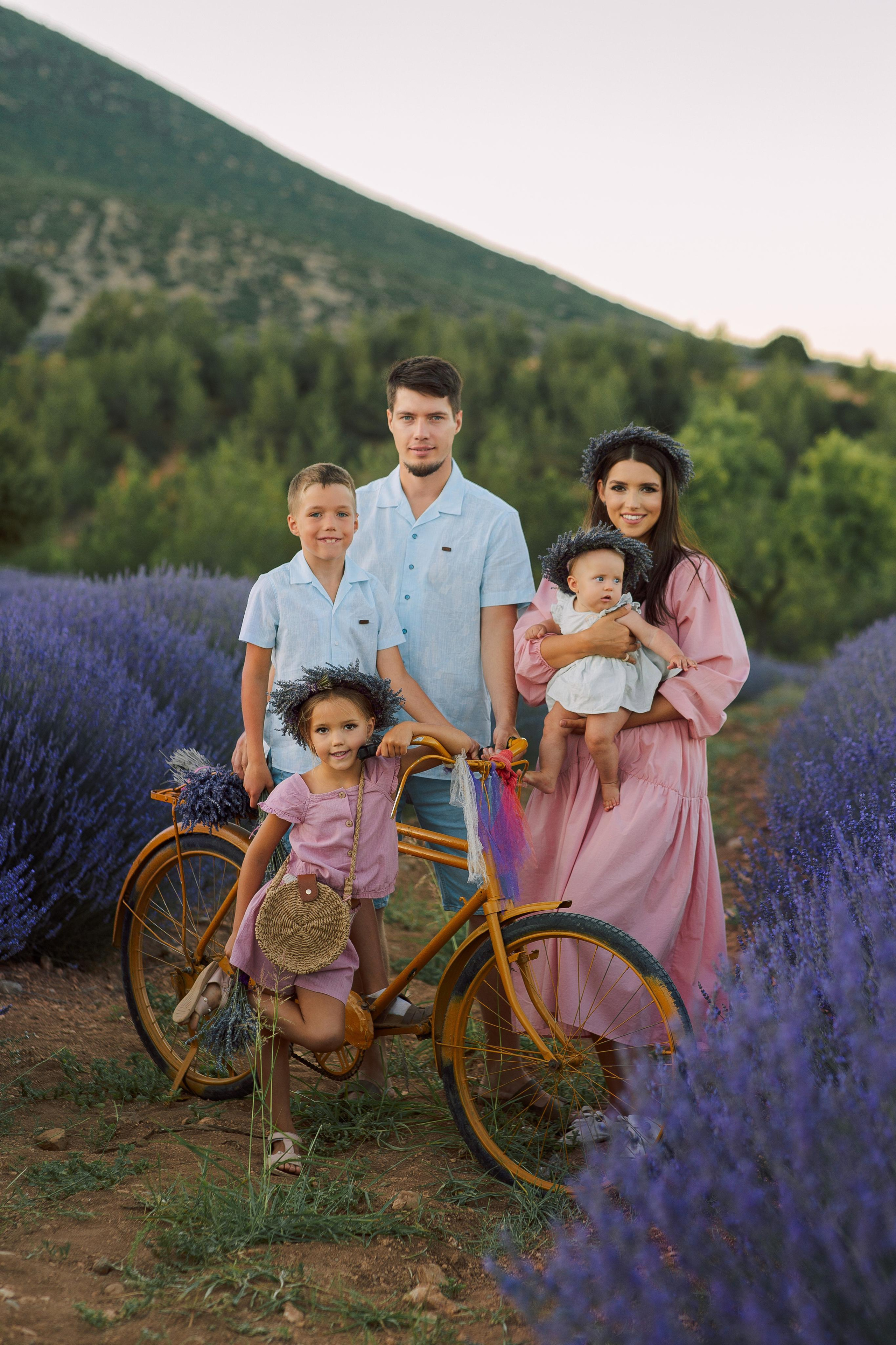 Family photo session in lavender fields. Professional Photographer in Alanya, Side, Belek, Antalya. Turkiye