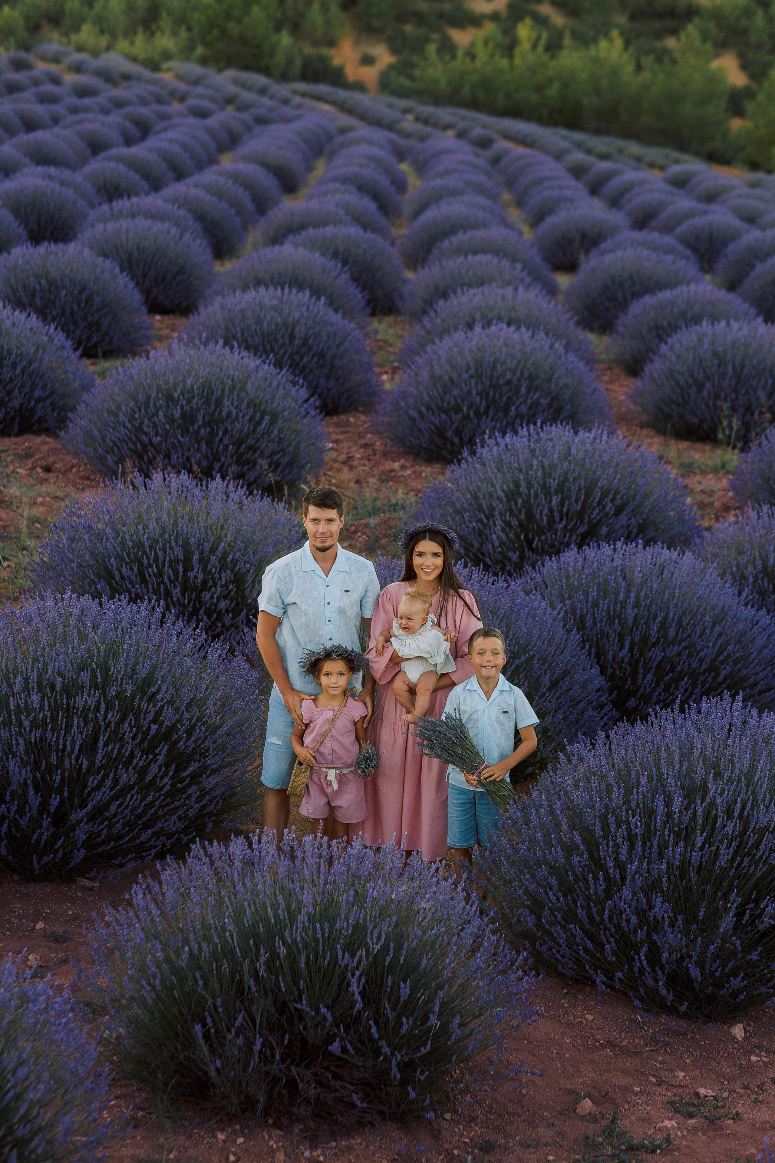 Family photo session in lavender fields. Professional Photographer in Alanya, Side, Belek, Antalya. Turkiye