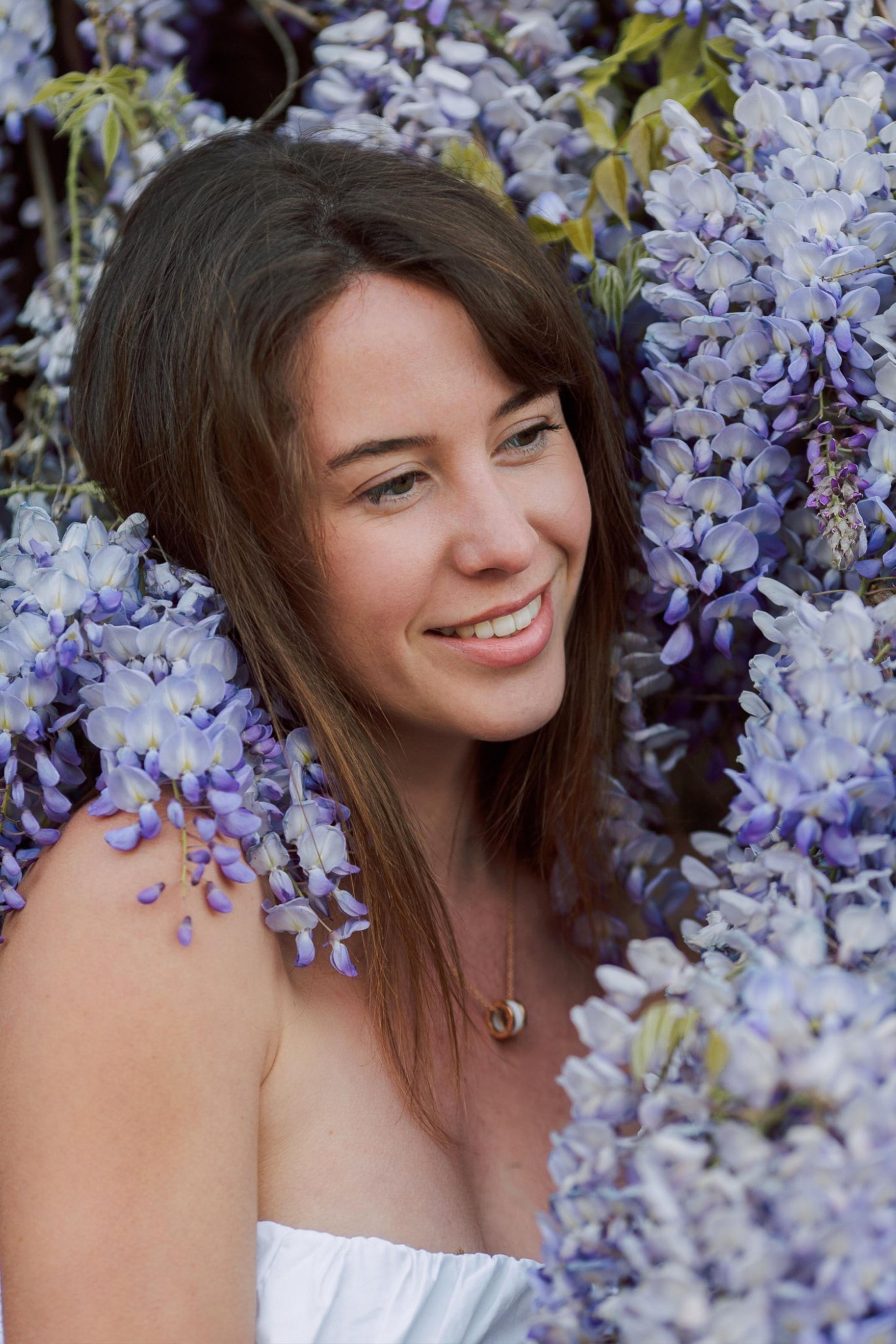 Фотосессия с глицинией. Фотограф в Алании в Турции, Аланья, Сиде, Белек, Анталия, Кемер, Конаклы, Окурджалар. Фотосъемки в Алании. Фотосессия в Алания.Алсу Девели