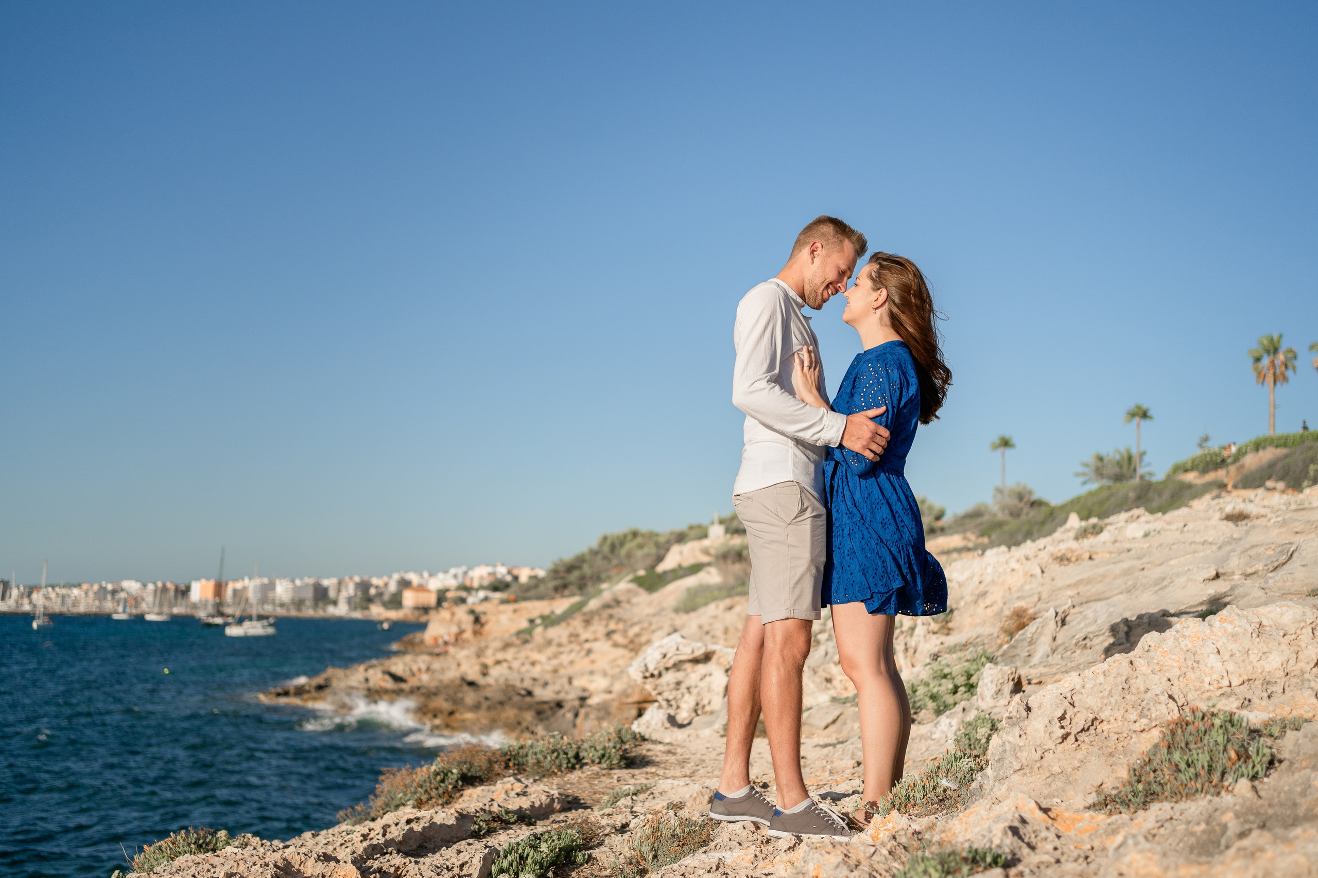 Romantischer Heiratsantrag auf Mallorca – Überraschung am Meer. Deine Fotografin auf Mallorca für Familien und Business