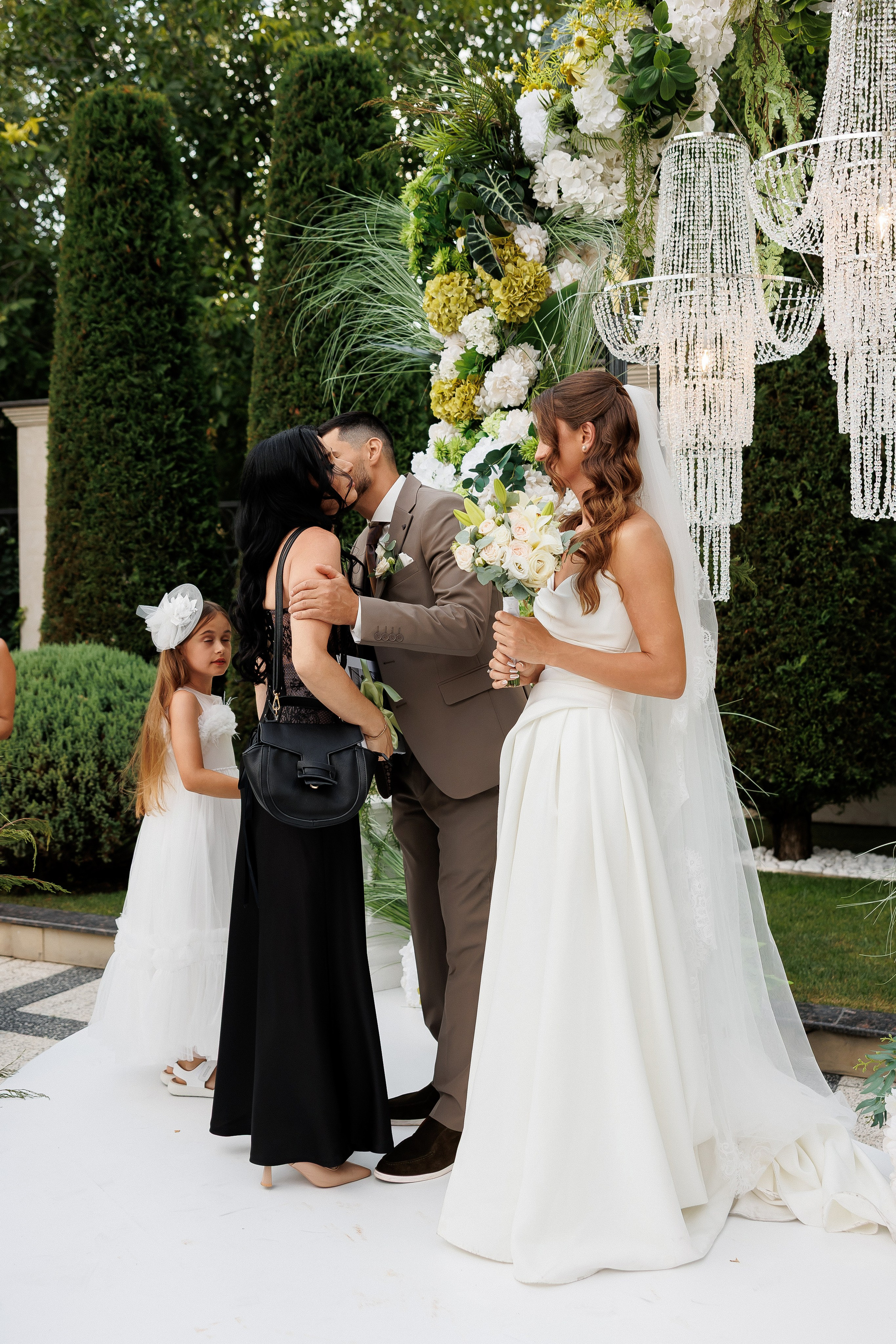 Eugen & Livia — Grand Elysee — Wedding Day. Servicii Foto și Video 067188353