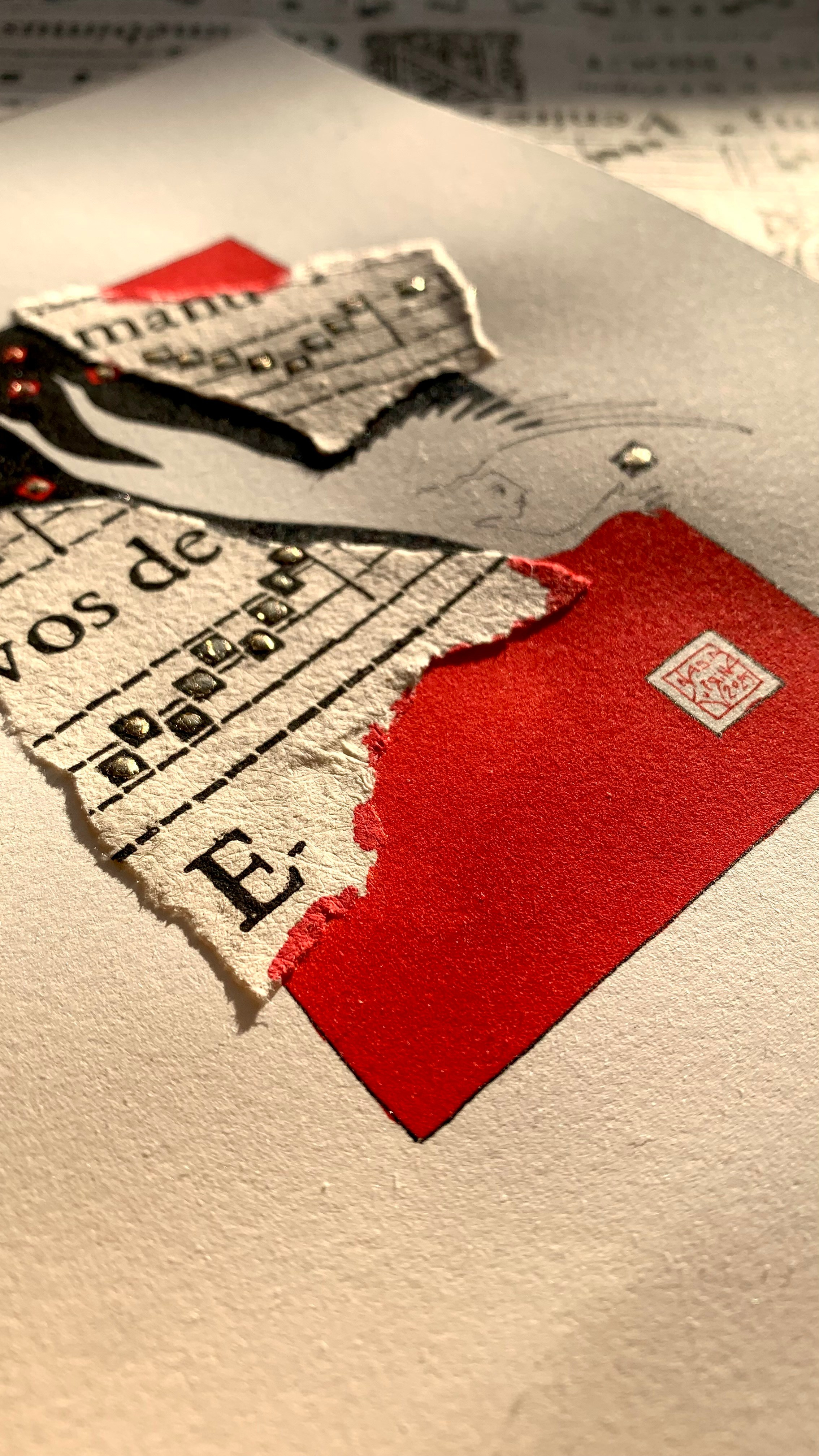 Angelo, disegno, Natale, rosso e nero, collage, spartito musicale, canto gregoriano, carta antica, canto antico, stella, angelo custode, esprimi un desiderio, oro, volo, ali, preghiera 