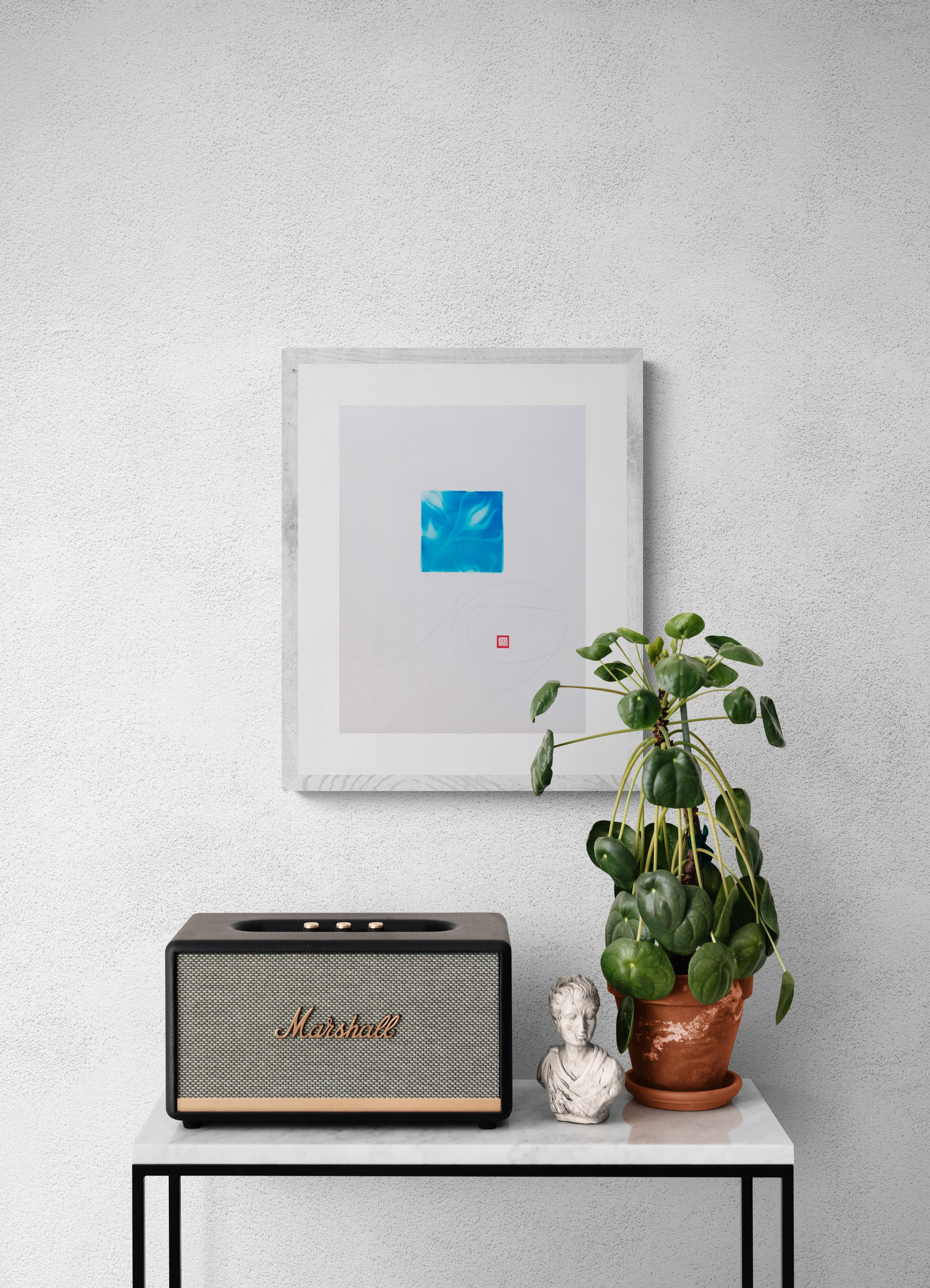 Opera decorativa floreale in bianco e blu, stampa digitale a tiratura limitata ispirata alle piastrelle ceramiche dipinte a mano, pensata per interni eleganti e contemporanei.