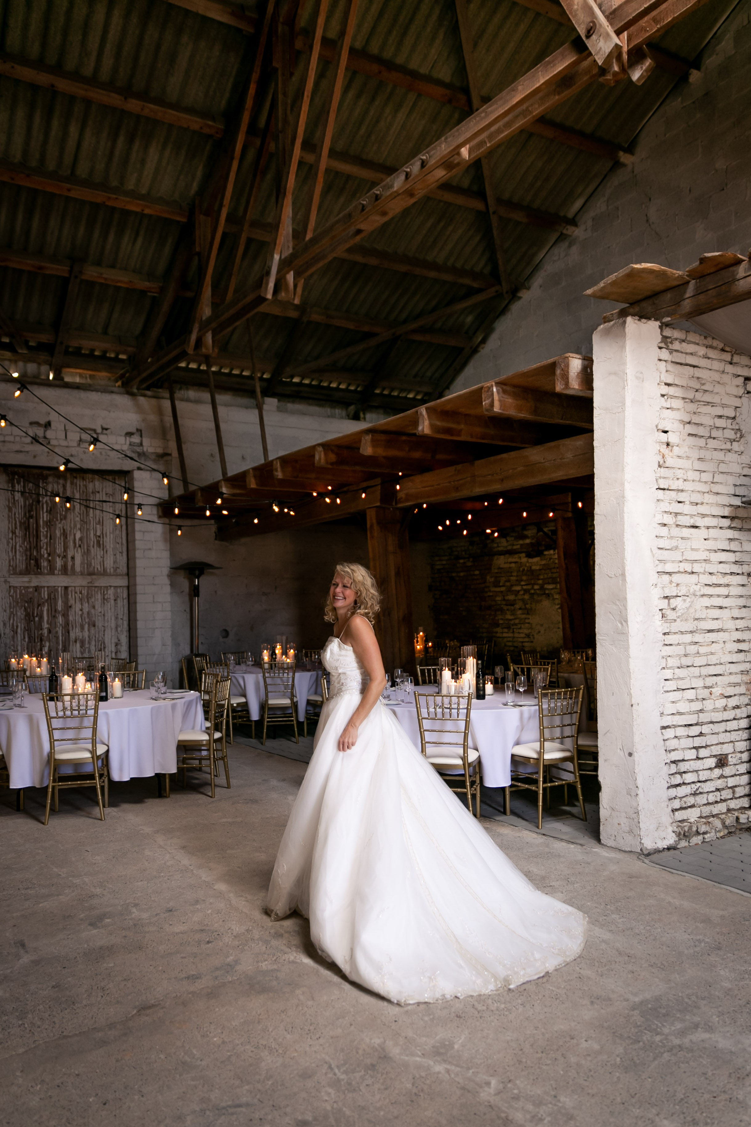 Wedding photographer Frankfurt – romantic couple photoshoot at the Main river