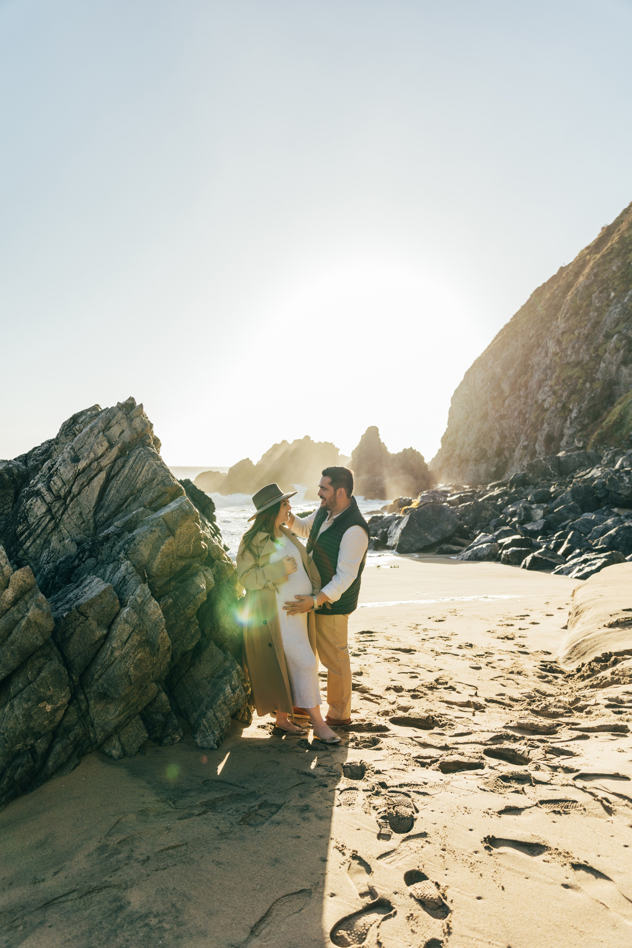Sesión de embarazo en la playa — Luz suave y amor puro. Photographer in Santiago, Chile Anna Almazova