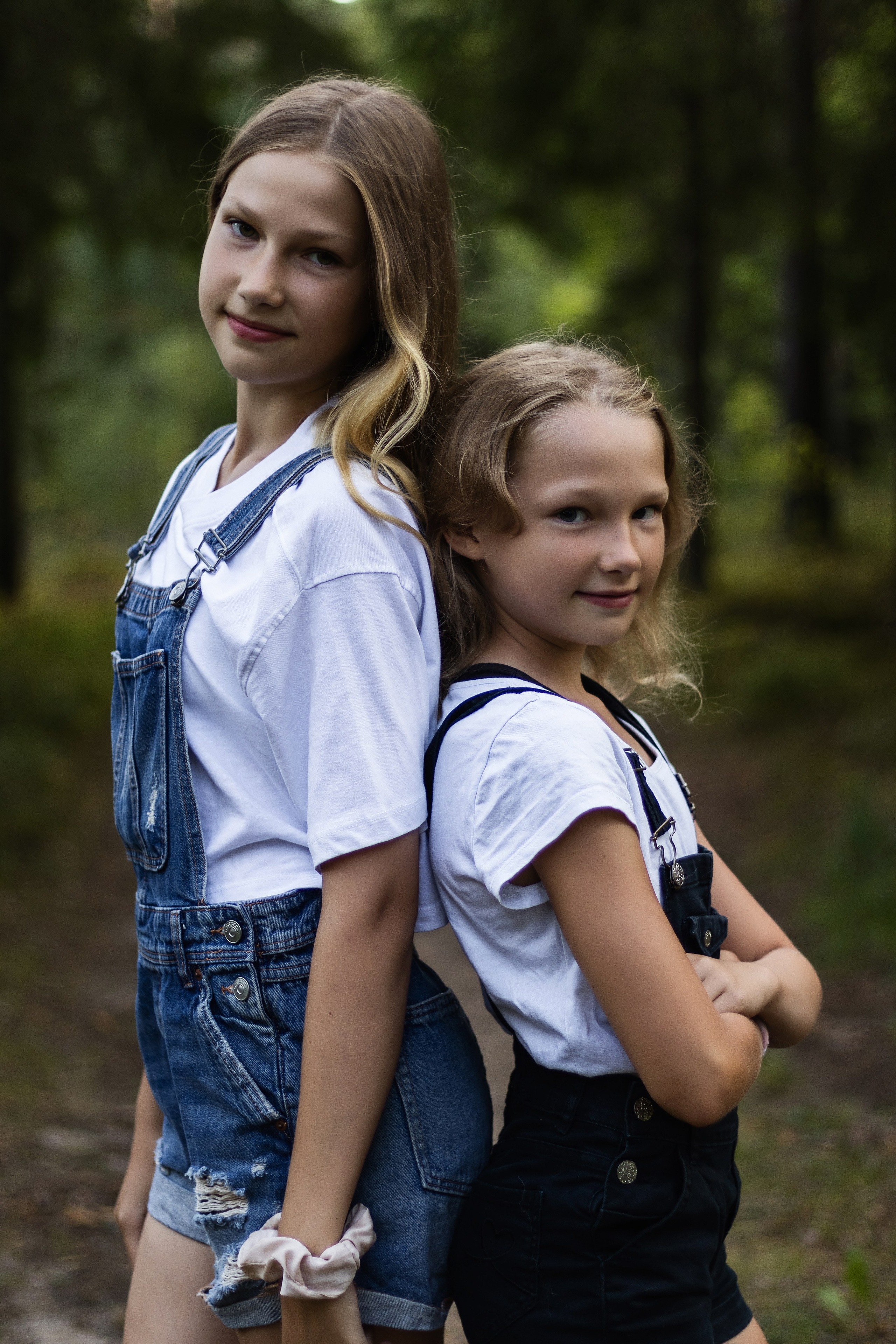 Две сестры портрет в лесу