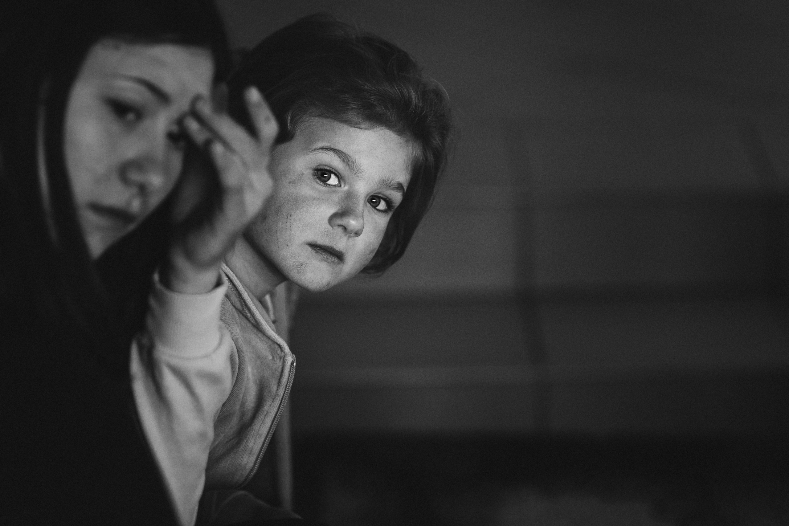 портрет чёрно-белый  социальная фотография Детский дом девочки две взгляд