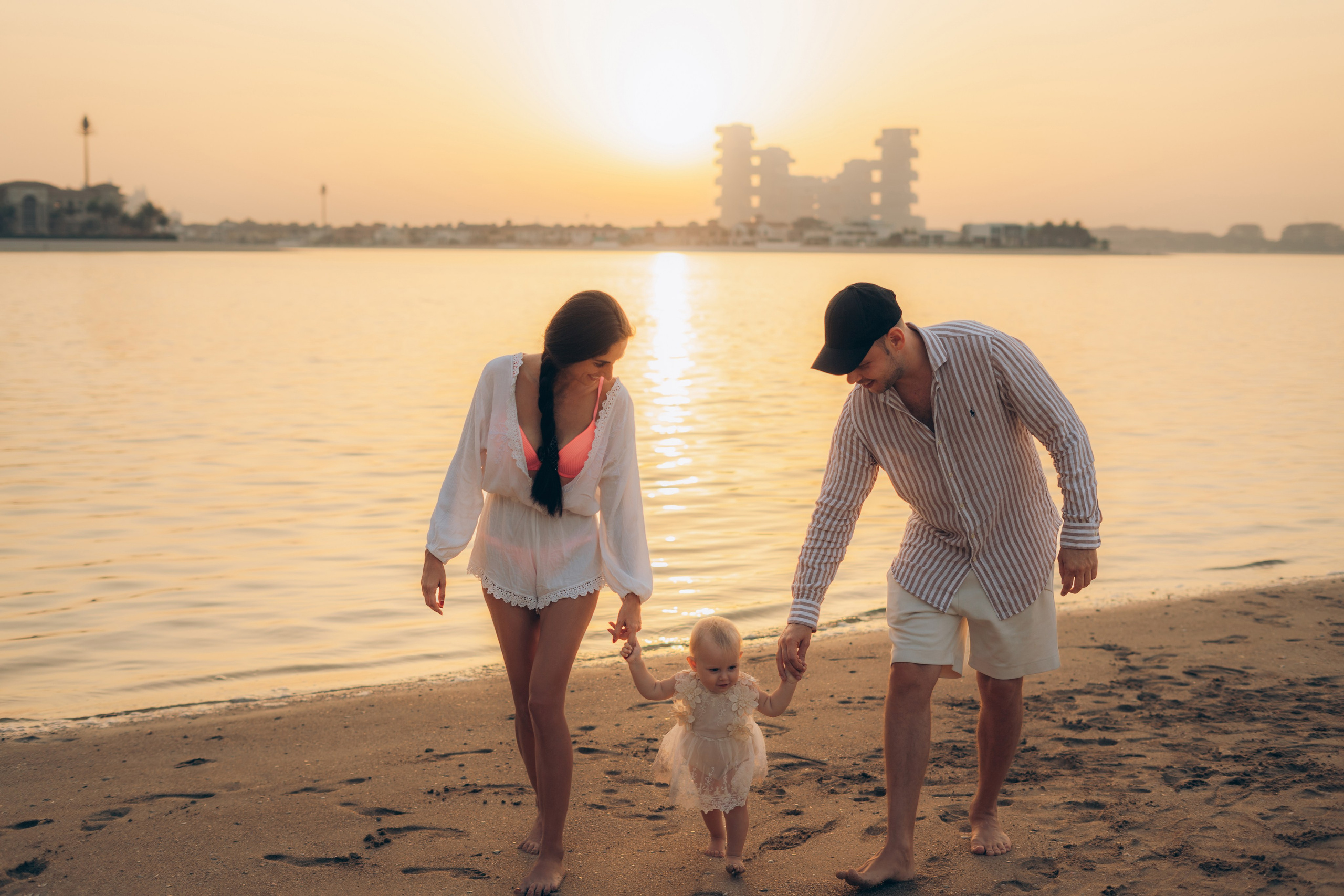 Beauty of the sunset on the beach. Angela Iakovleva — Family Photographer in Dubai