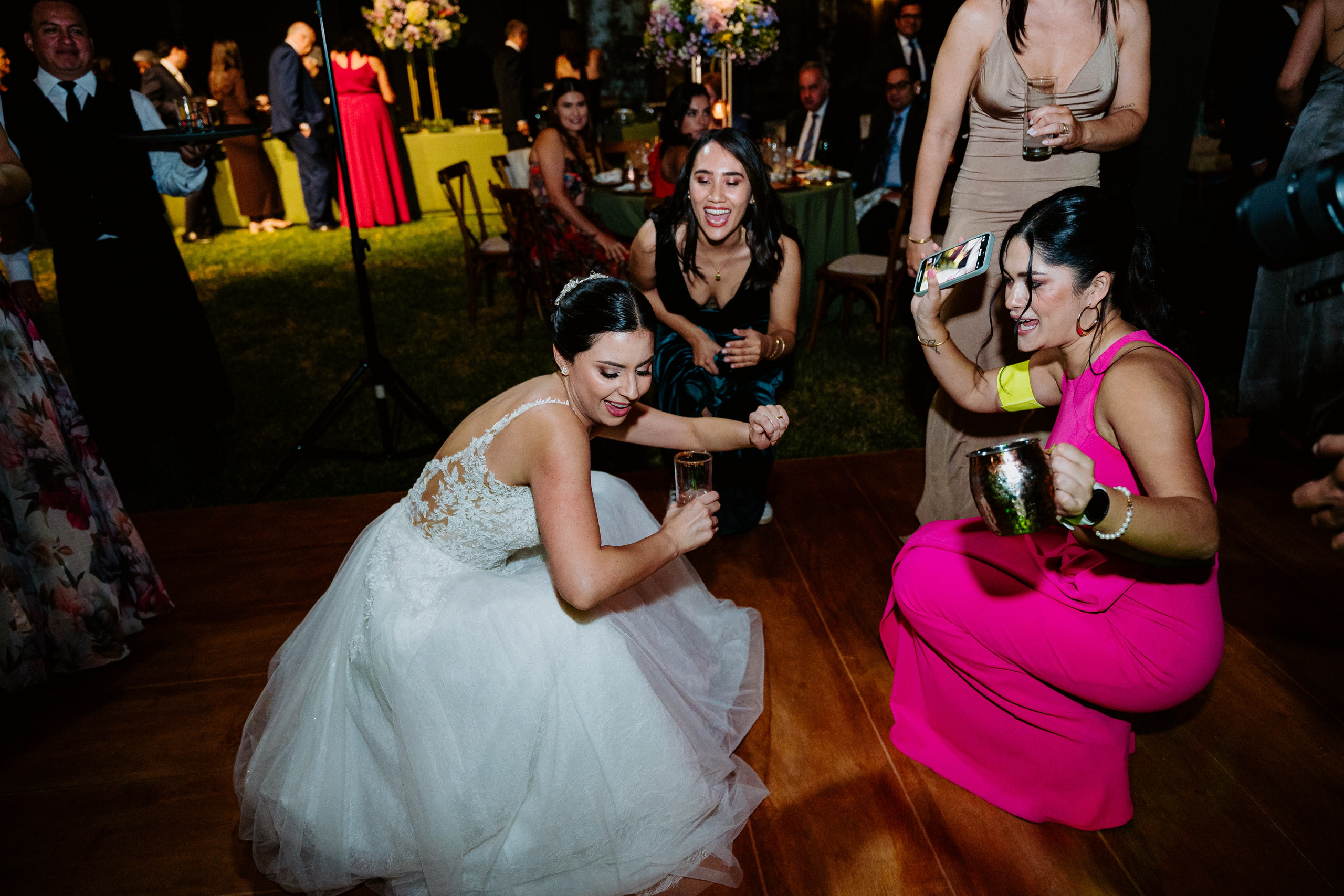 Un vistazo a la fiesta. Fotógrafo de Bodas en Lima | Ronhy Altamirano. Fotografía narrativa y cinematográfica para bodas, quinceañeras y eventos exclusivos